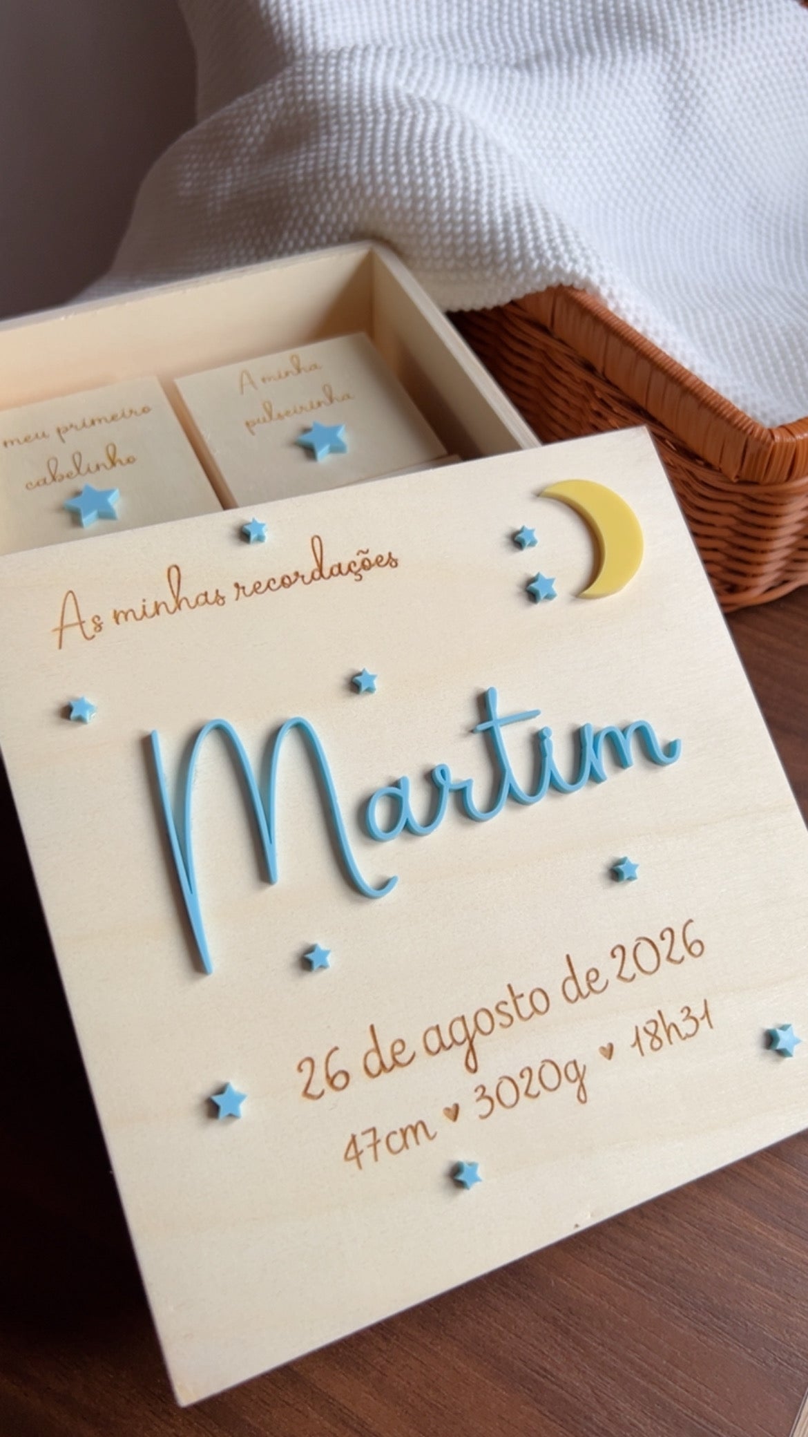 Caixa de memórias de madeira para Bebé – Modelo Lua e estrelas