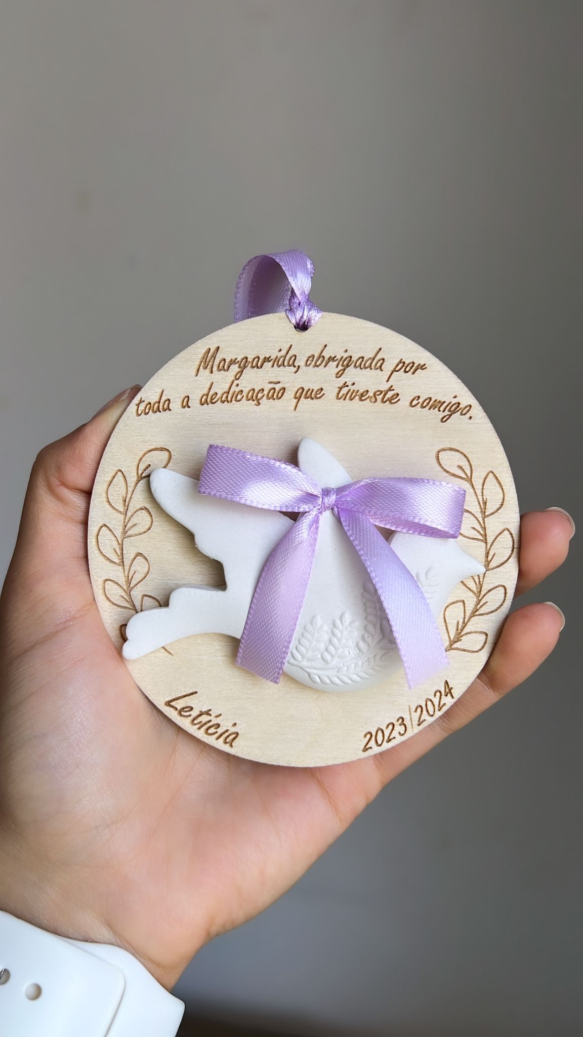 Lembrança com base de madeira e pomba de gesso perfumado para Educadoras/ Auxiliares / Professoras