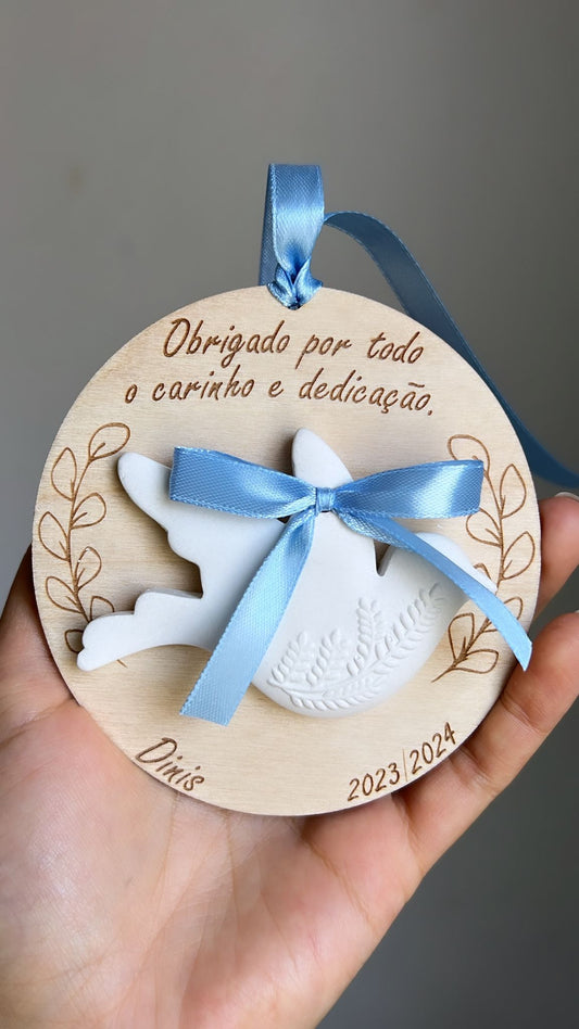 Lembrança com base de madeira e pomba de gesso perfumado para Educadoras/ Auxiliares / Professoras