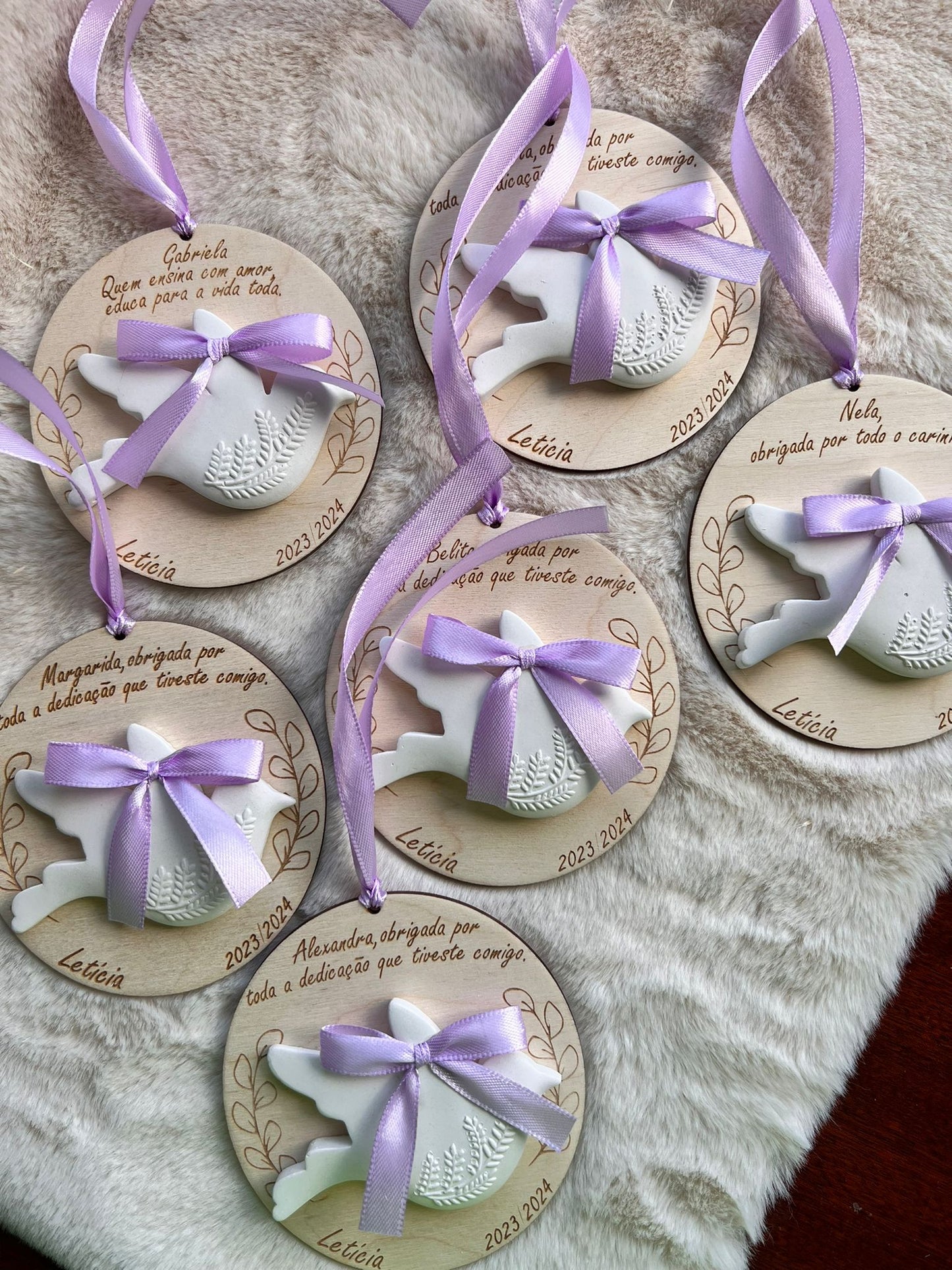 Lembrança com base de madeira e pomba de gesso perfumado para Educadoras/ Auxiliares / Professoras