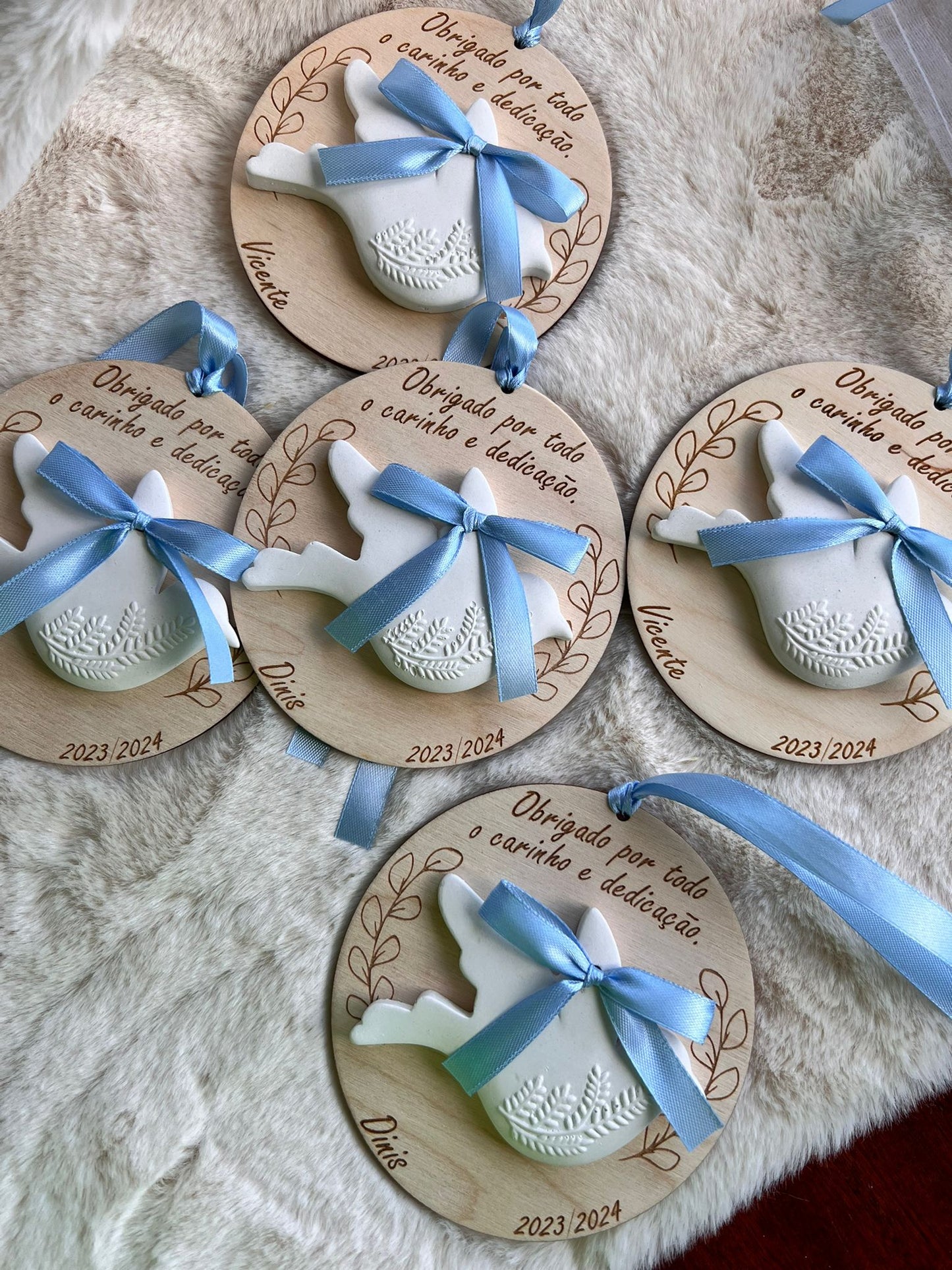 Lembrança com base de madeira e pomba de gesso perfumado para Educadoras/ Auxiliares / Professoras