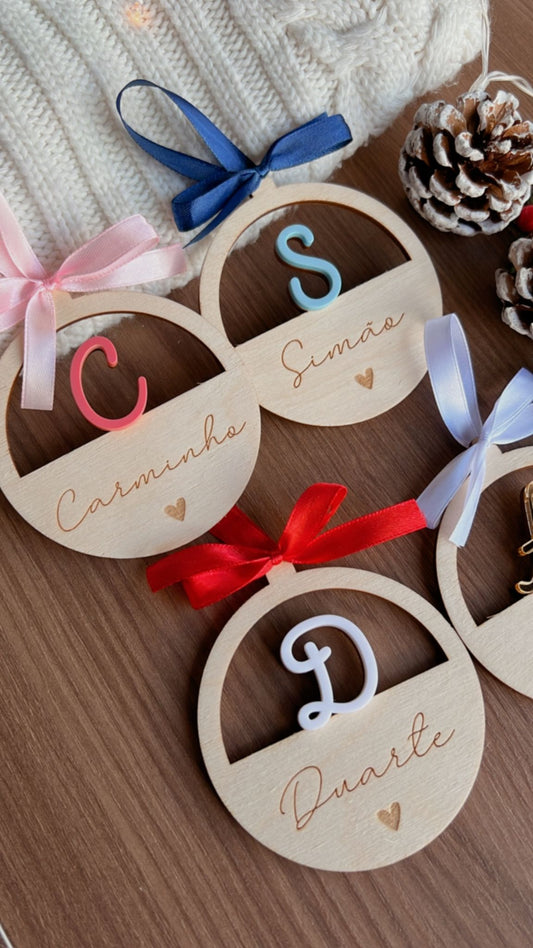 Ornamento de Natal com inicial e nome