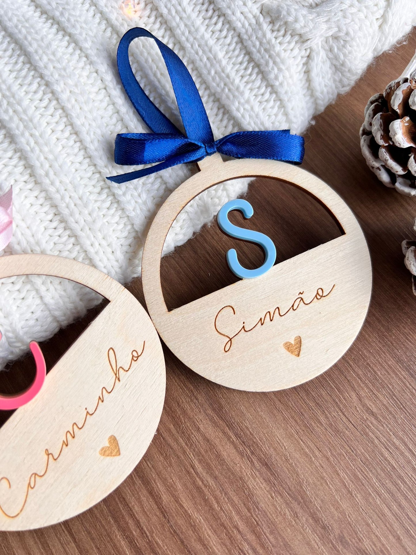 Ornamento de Natal com inicial e nome