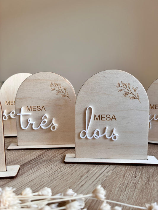 Marcador de Mesa Personalizado em Madeira e Acrílico – Ideal para Casamentos, Batizados, Comunhões e Eventos Especiais