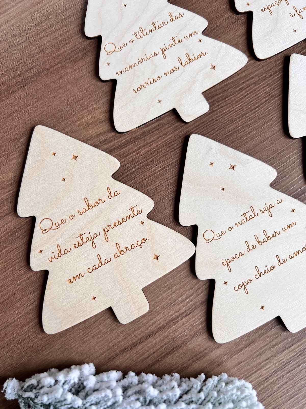 Base de copo em madeira em formato de árvore de Natal com frase gravada a laser, ideal para decorar a mesa natalícia