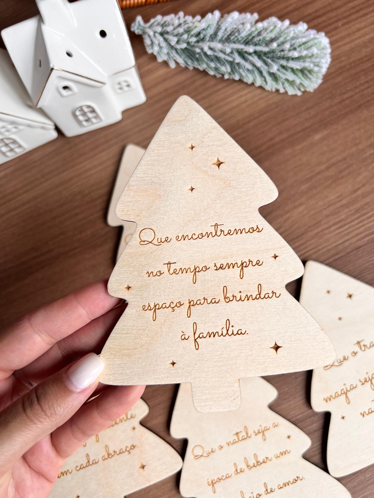 Base de copo artesanal em madeira de bétula, com gravação a laser e design de árvore natalícia