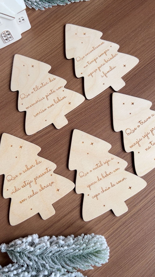 Conjunto de 5 bases de copos em madeira de bétula em forma de árvore de Natal, com frases gravadas e acabamento artesanal