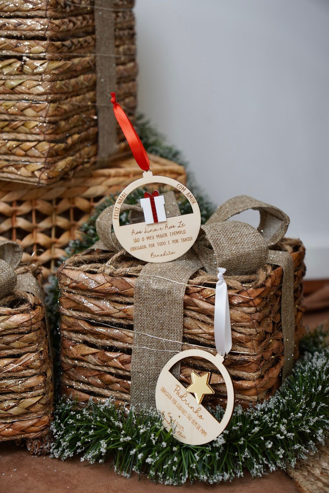 Pendente de Natal redondo em madeira com gravação personalizada e estrela em acrílico metálico, ideal como presente emocional de Natal