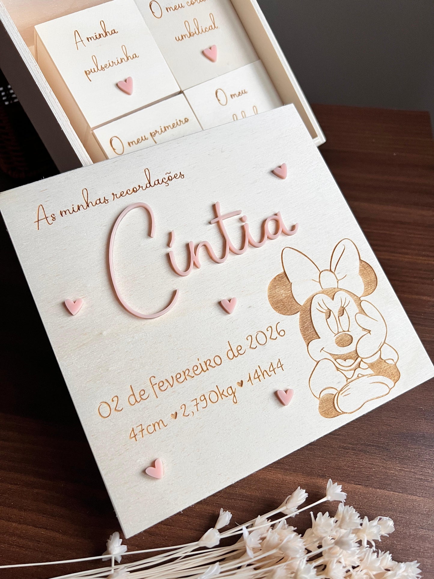 Caixa de memórias personalizada em madeira para bebé com nome e dados de nascimento, ideal para guardar recordações especiais