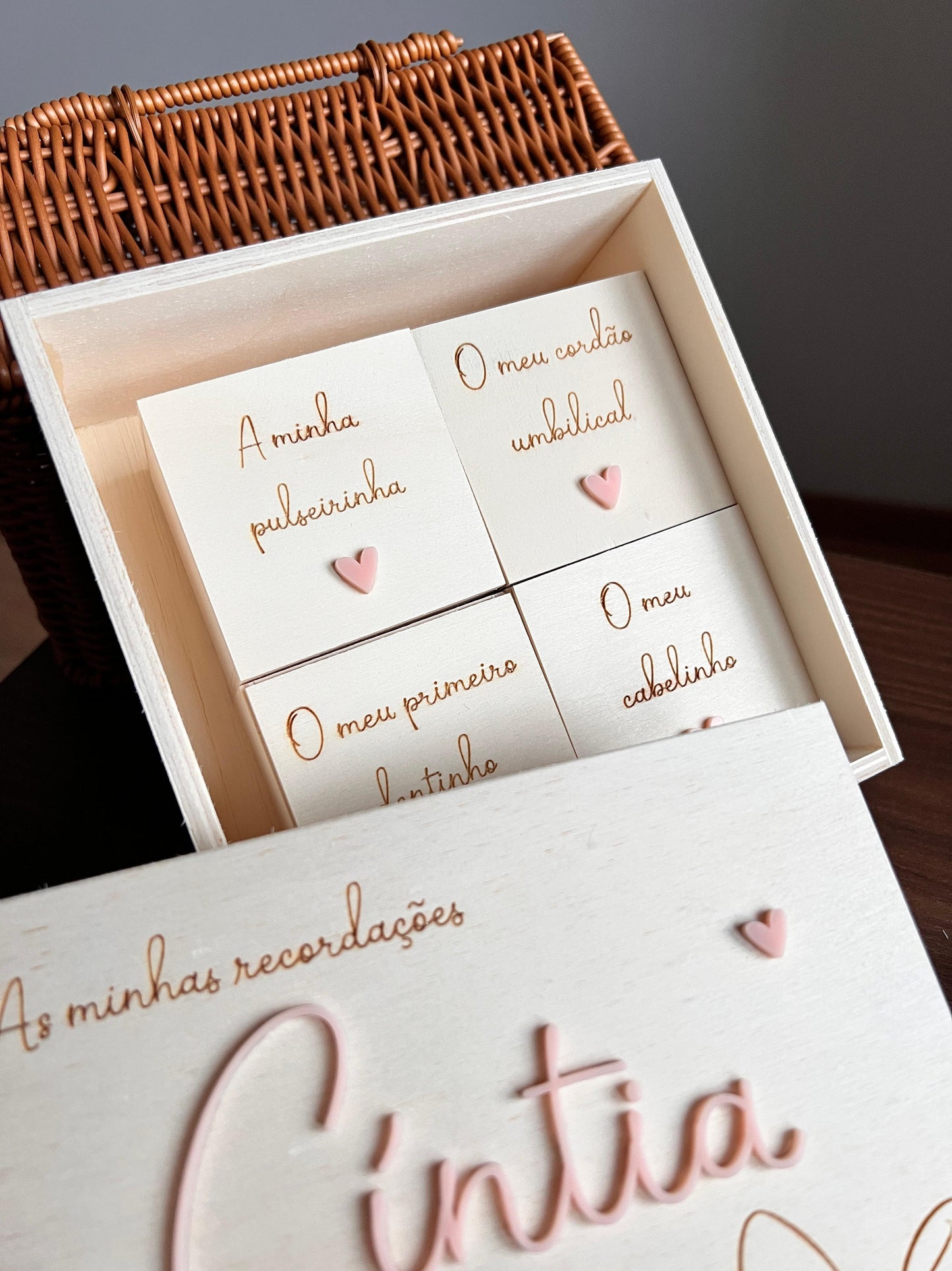 Interior da caixa de memórias para bebé em madeira com 4 caixinhas para guardar lembranças do nascimento