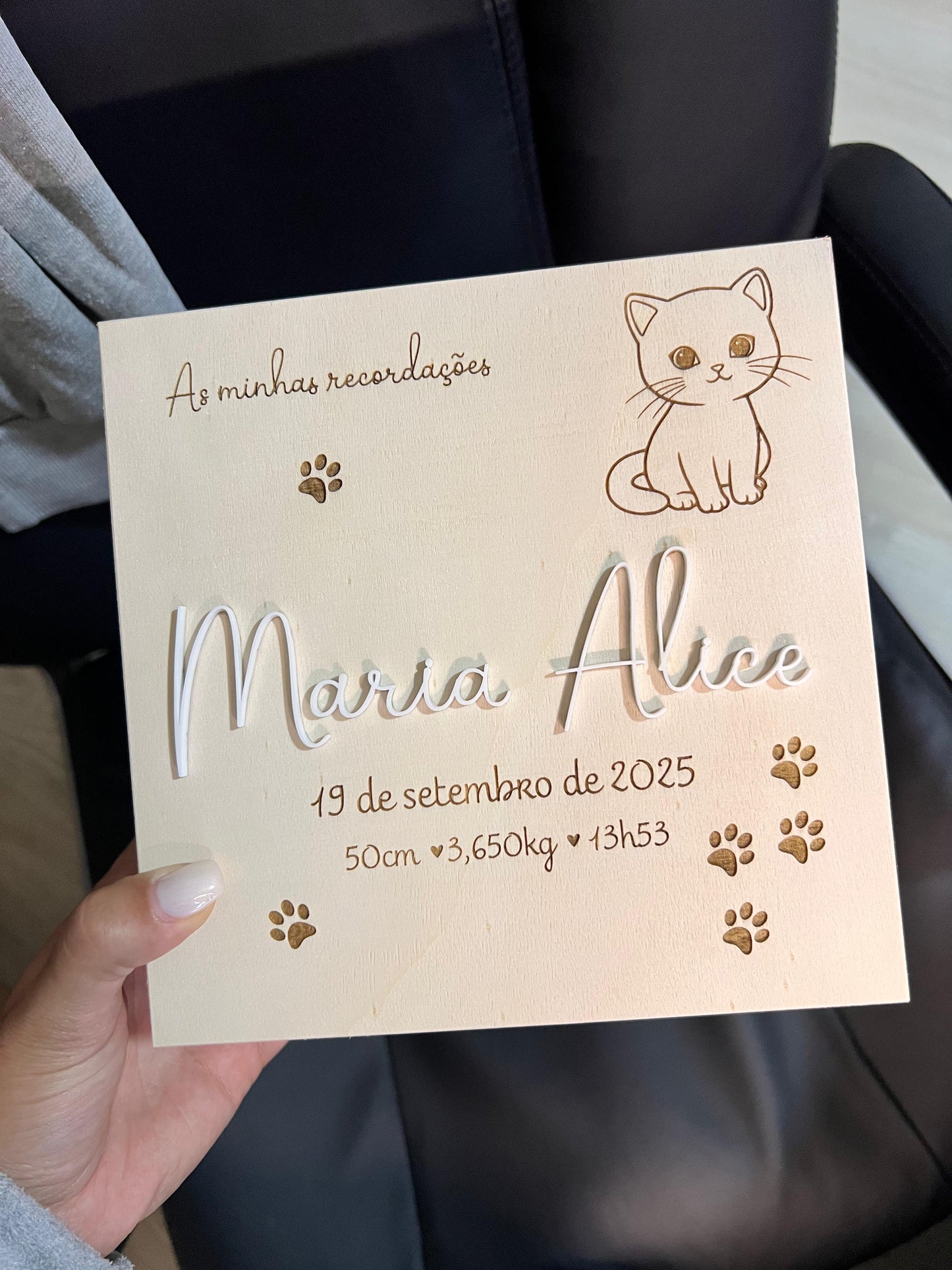 Caixa de recordações personalizada em madeira para bebé com nome, data de nascimento e design de gatinho