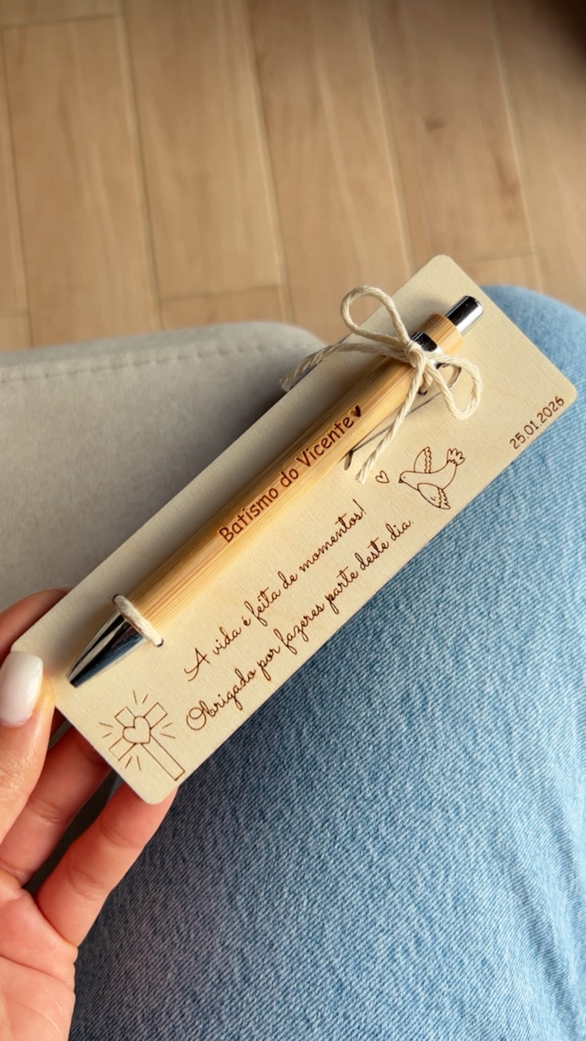 Caneta de bambu gravada em lembrança personalizada para batizado