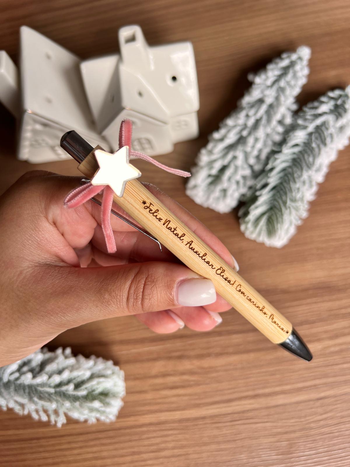 Caneta de bambu personalizada com estrela dourada e laço rosa, ideal para presente de Natal a educadora ou professora