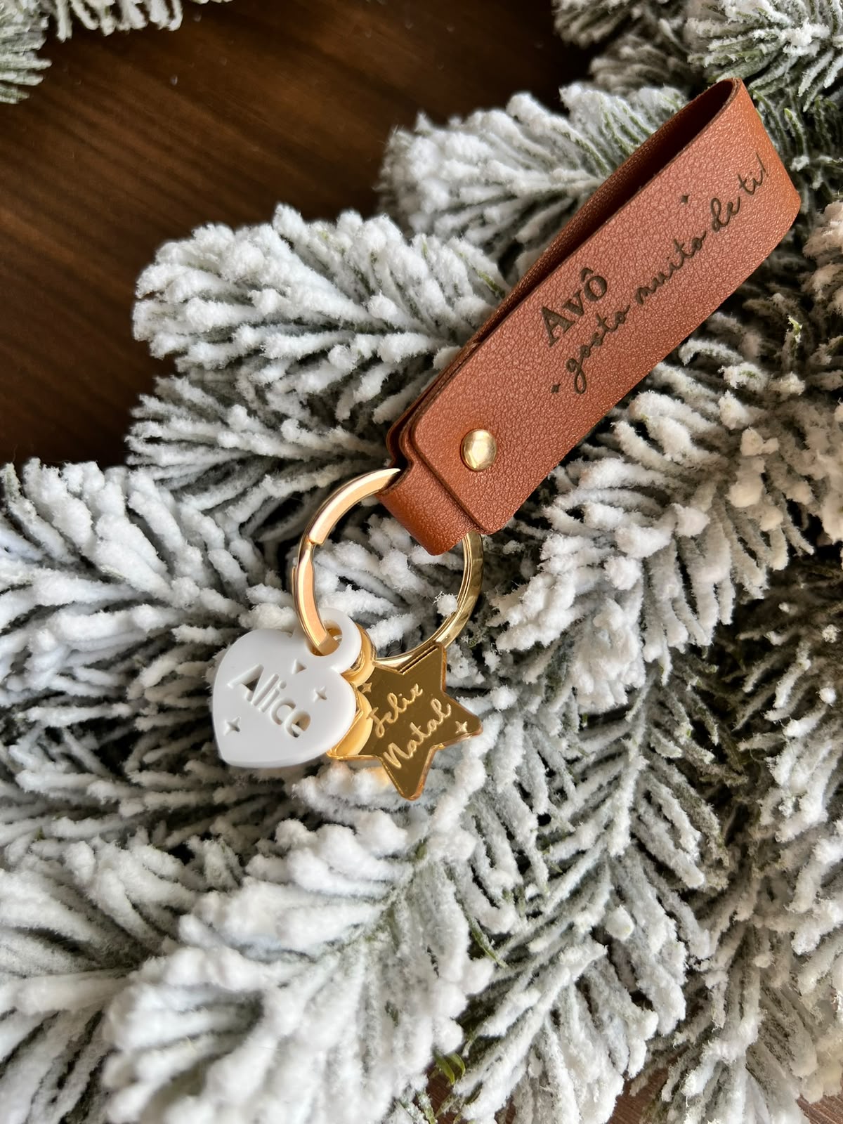 Porta chaves para avô personalizado em pele castanha de 11x2 cm com estrela dourada em acrílico a dizer "FELIZ NATAL" e coração em acrílico branco com o nome Alice 