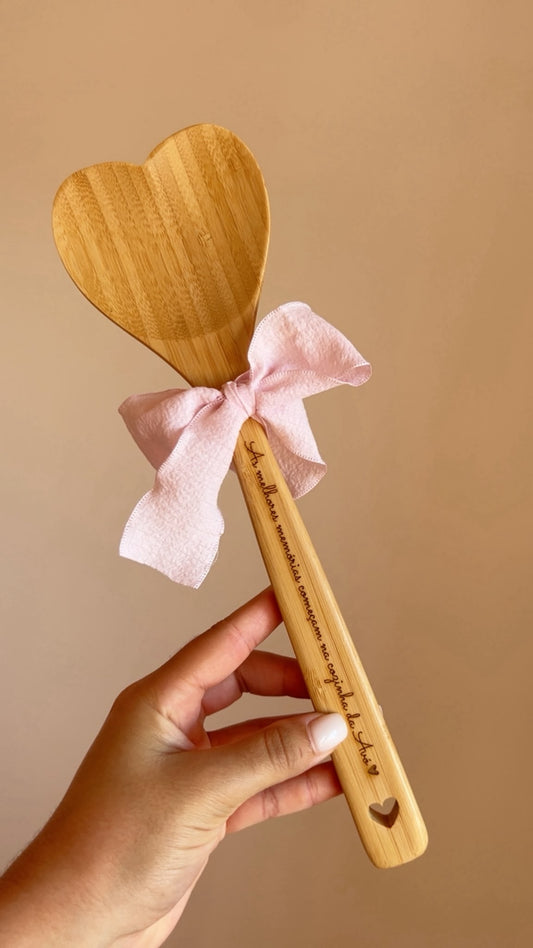 Colher de pau personalizada em formato de coração com gravação a laser e laço decorativo, ideal para oferecer à mãe ou avó.