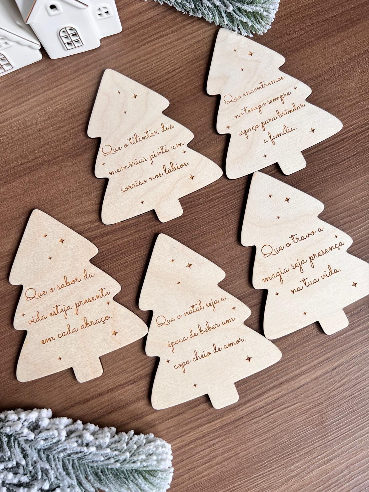 Árvores de Natal em madeira de bétula usadas como bases de copo, lembranças decorativas de Natal