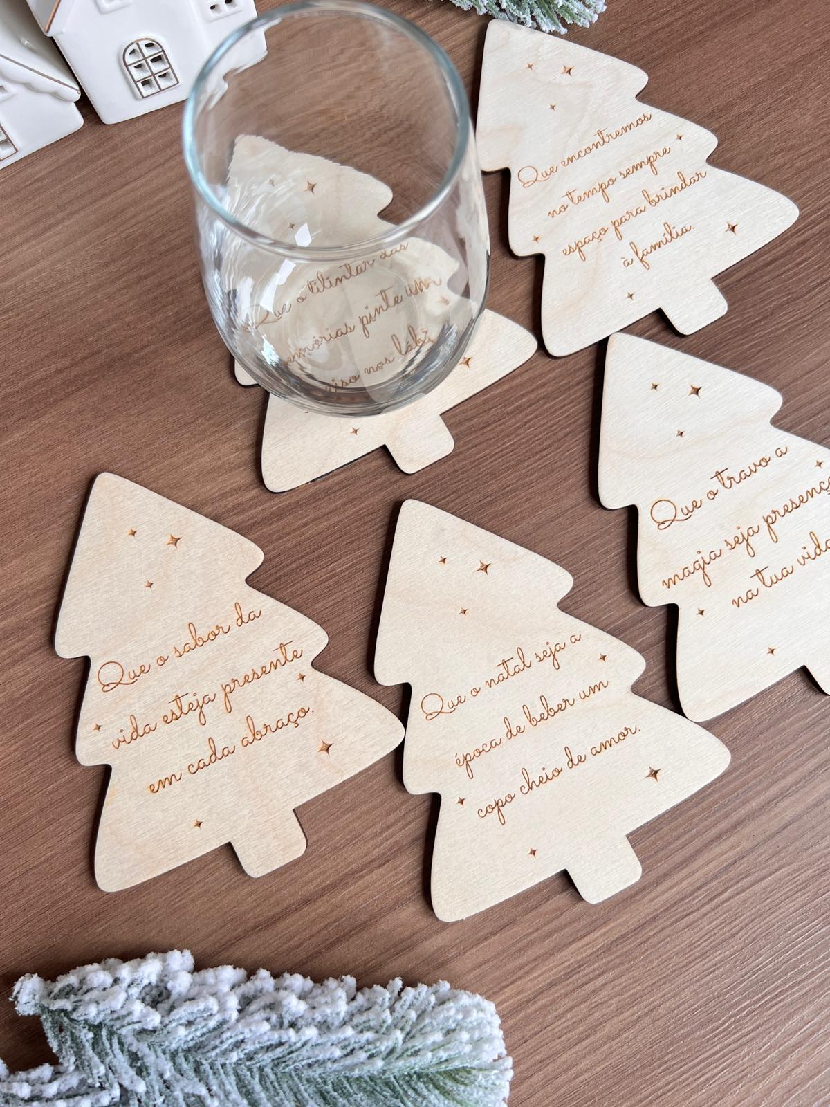 Conjunto de árvores de Natal em madeira com mensagens natalícias gravadas, perfeito como lembrança personalizada