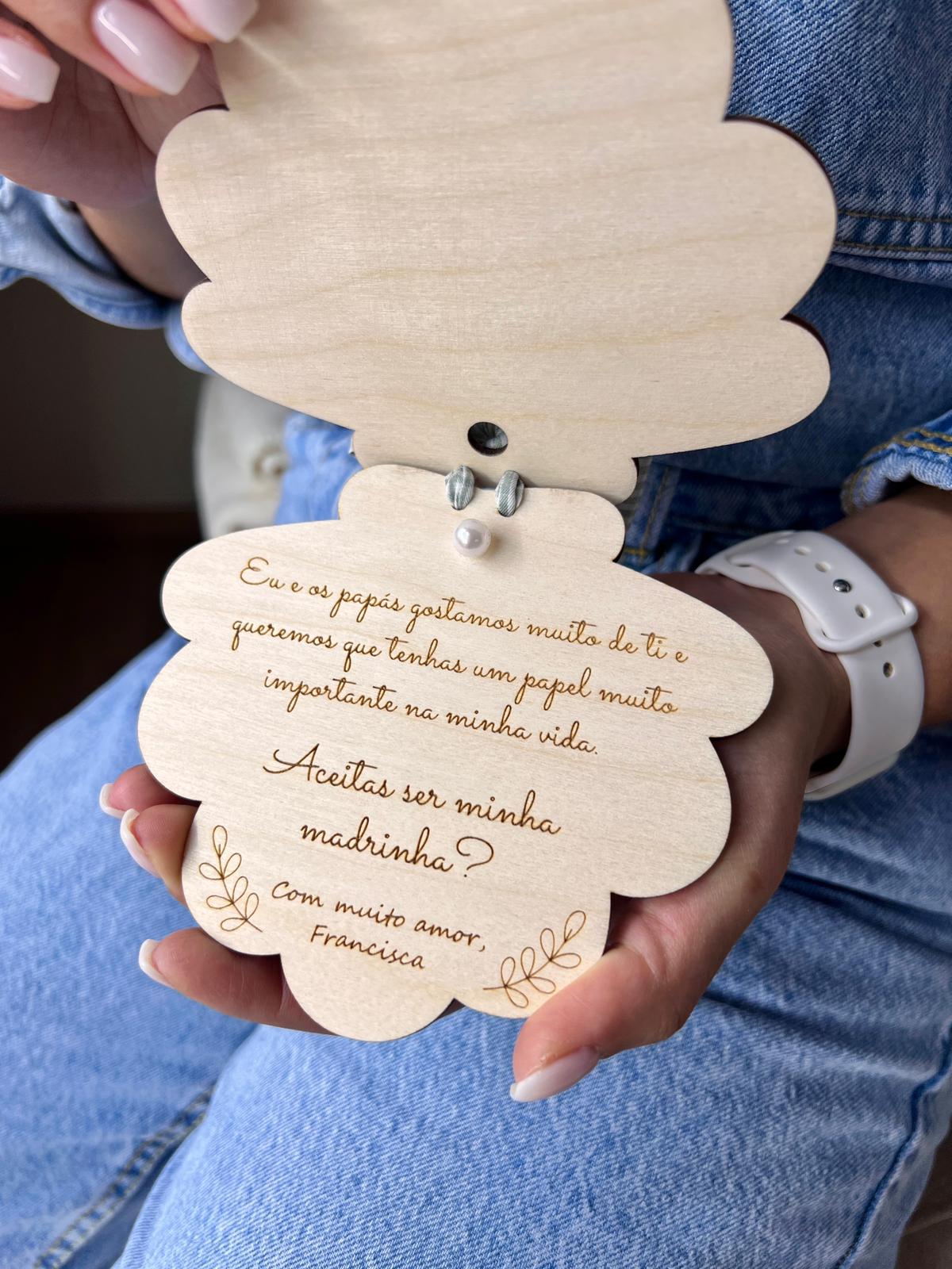 Interior de convite personalizado para madrinha com mensagem emocional em madeira