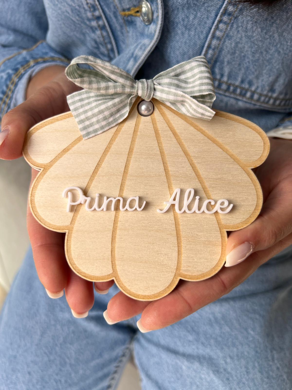 Convite personalizado para padrinhos em madeira de bétula com nome e fita xadrez