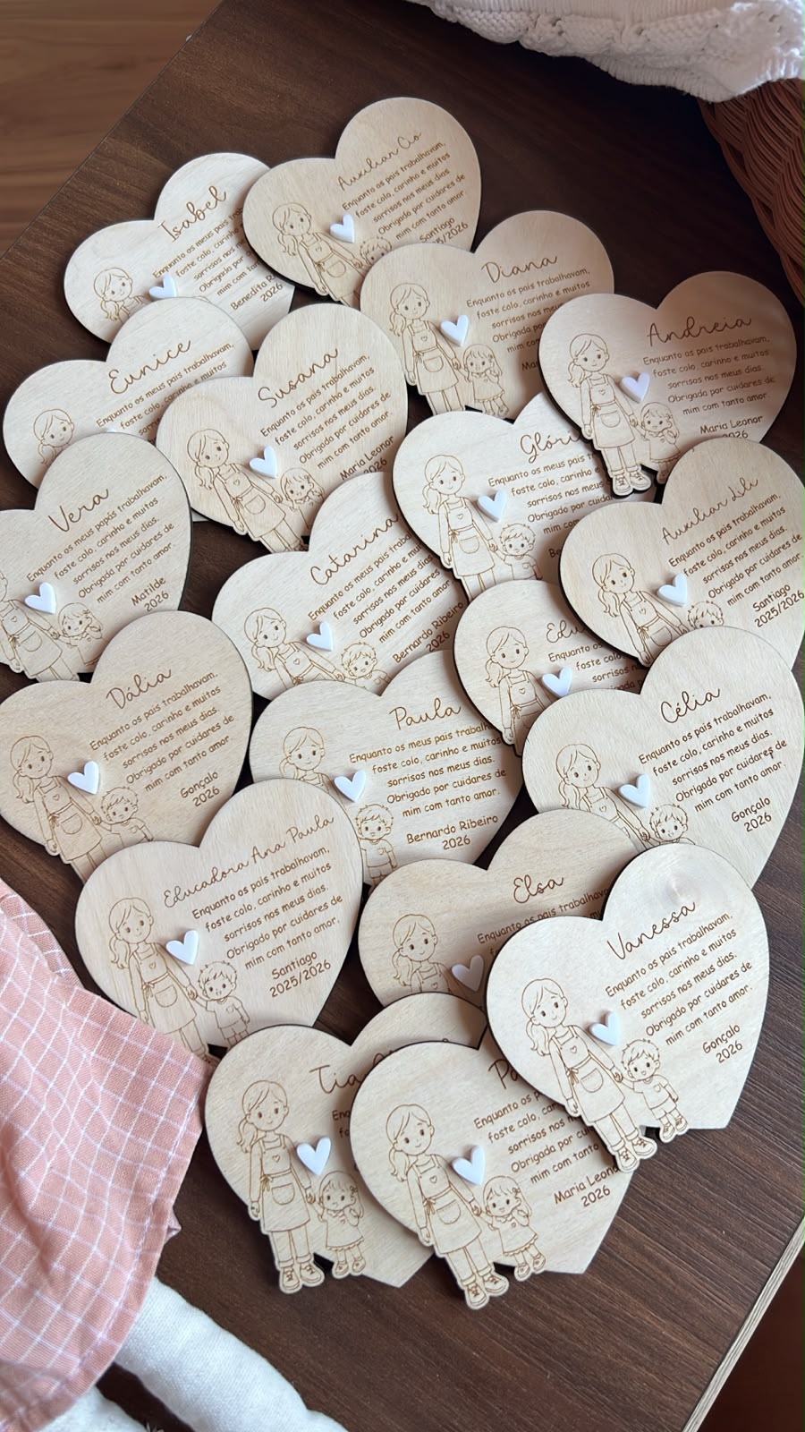Coração personalizado em madeira para educadora com mensagem gravada e nome da criança