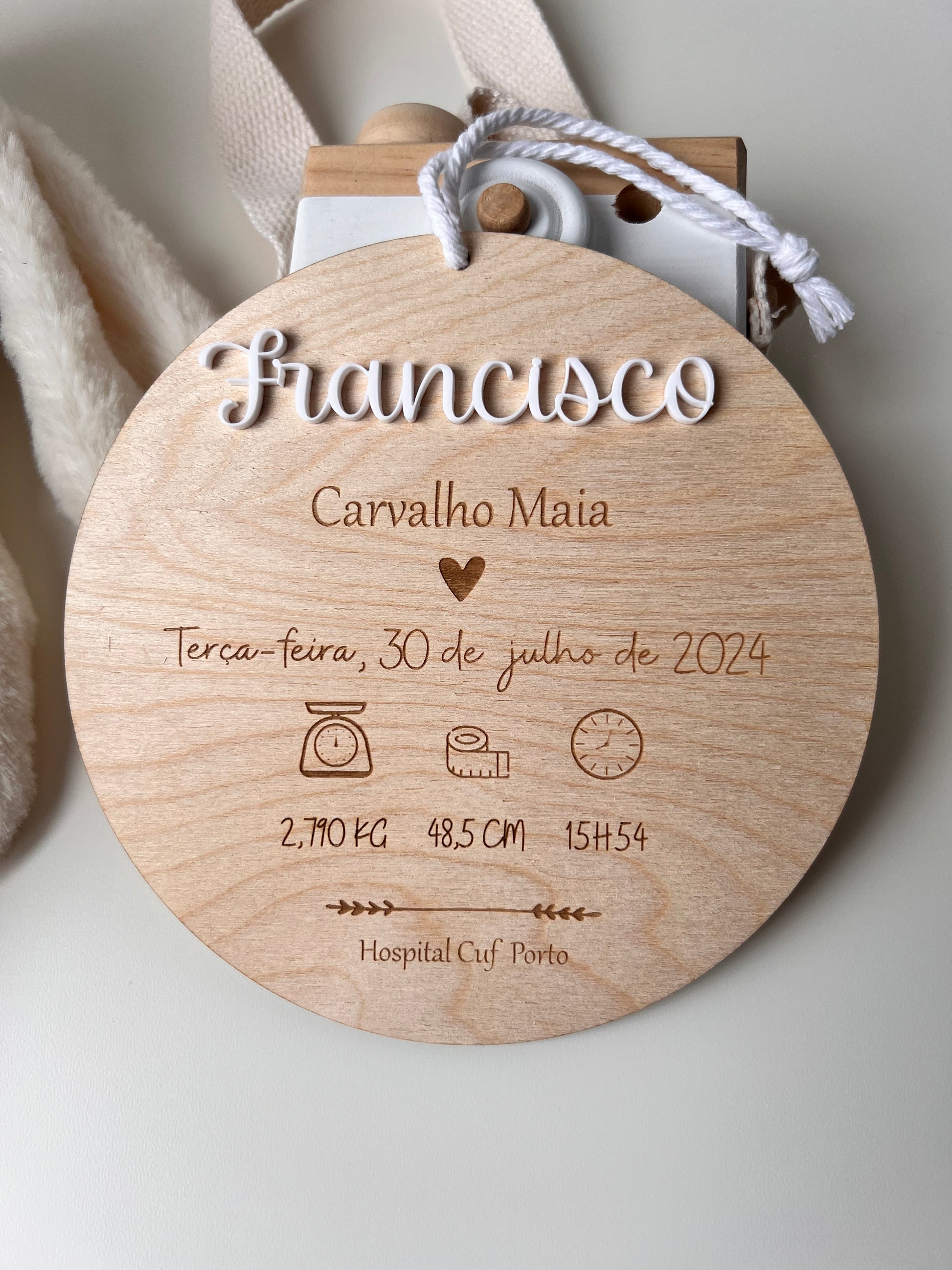 Placa redonda em madeira de bétula com nome em acrílico branco, perfeita para decorar o quarto do bebé ou usar em sessões newborn