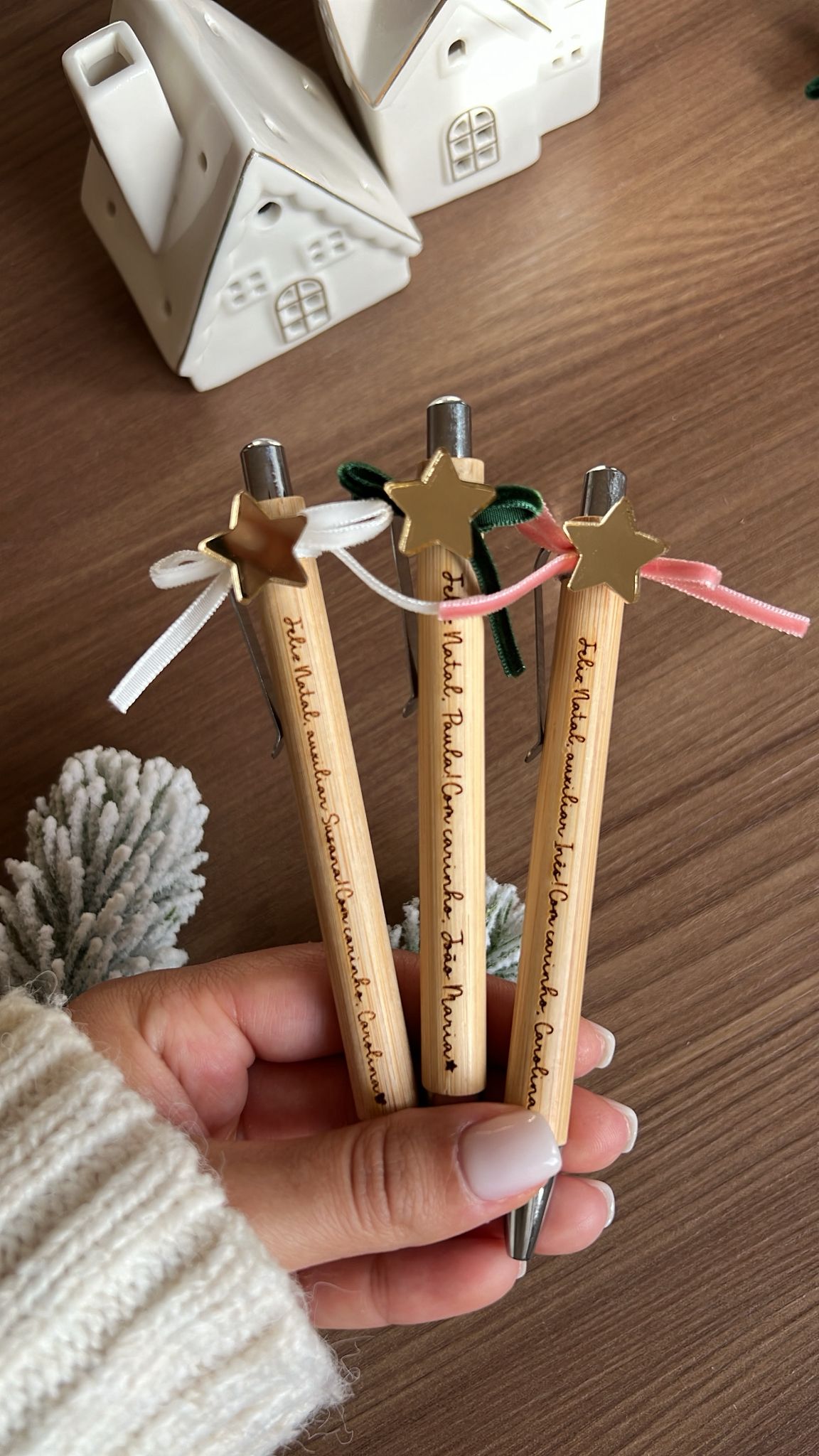 Detalhe da gravação a laser na caneta de bambu personalizada com mensagem curta