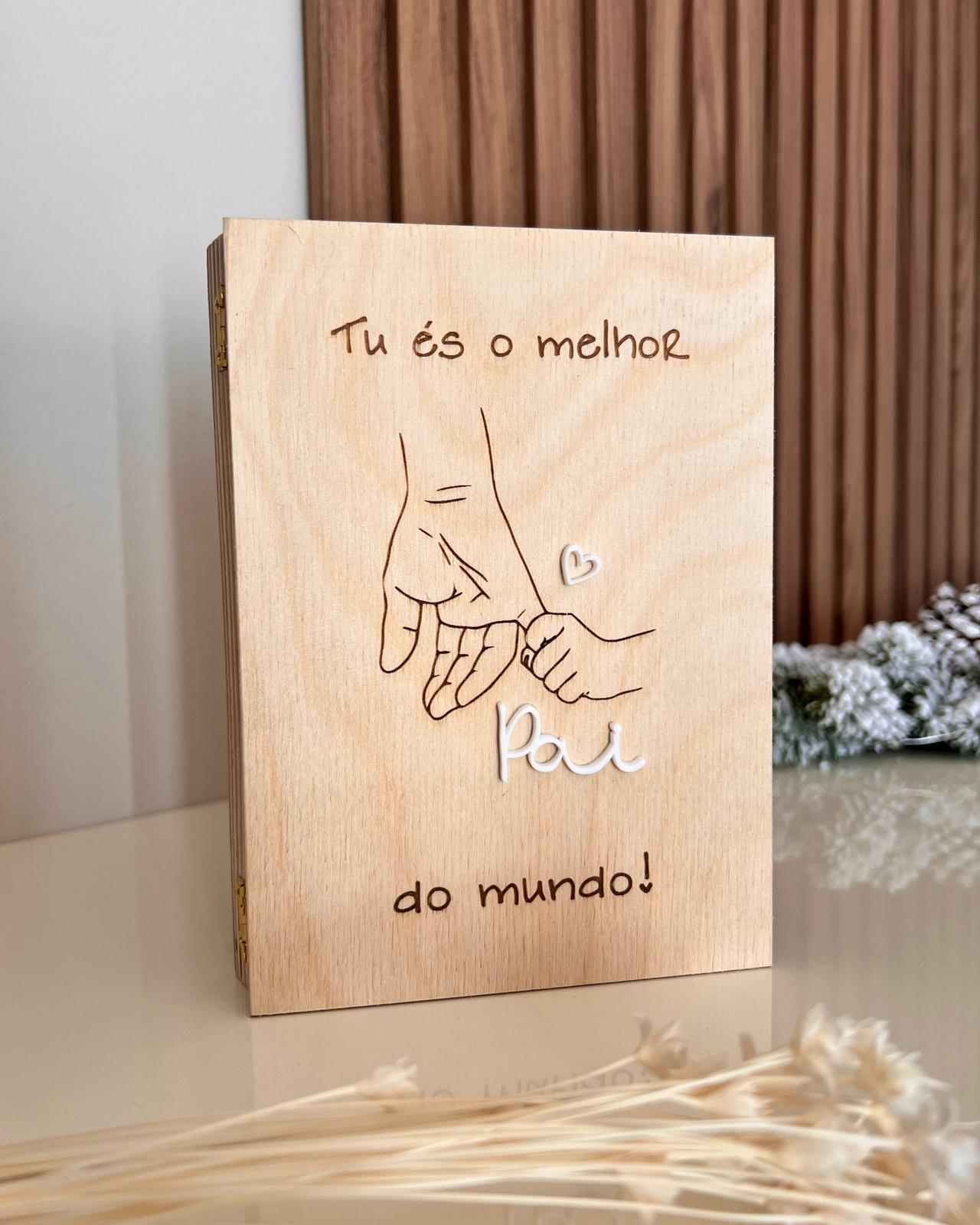 Detalhe da gravação personalizada em moldura livro de madeira para o Dia do Pai