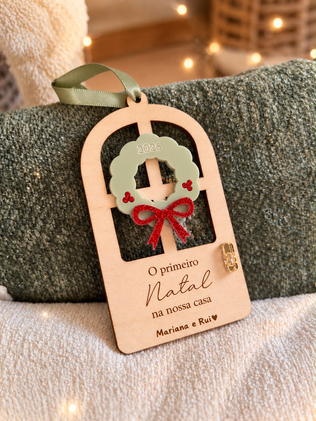 Enfeite de Natal em formato de porta de madeira de bétula personalizado com os nomes Mariana e Rui e a frase O primeiro Natal na nossa casa 2026.
