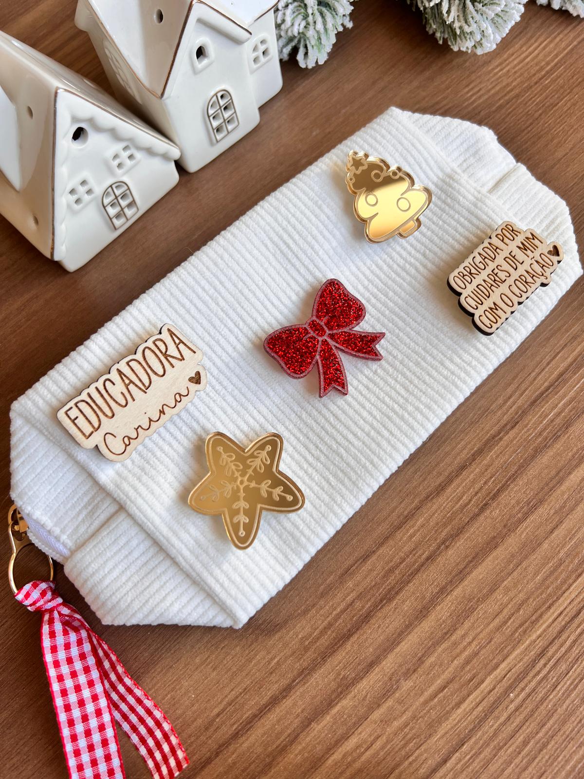 Estojo de Natal personalizado em bombazina branca com apliques natalícios em madeira e acrílico, ideal para educadoras