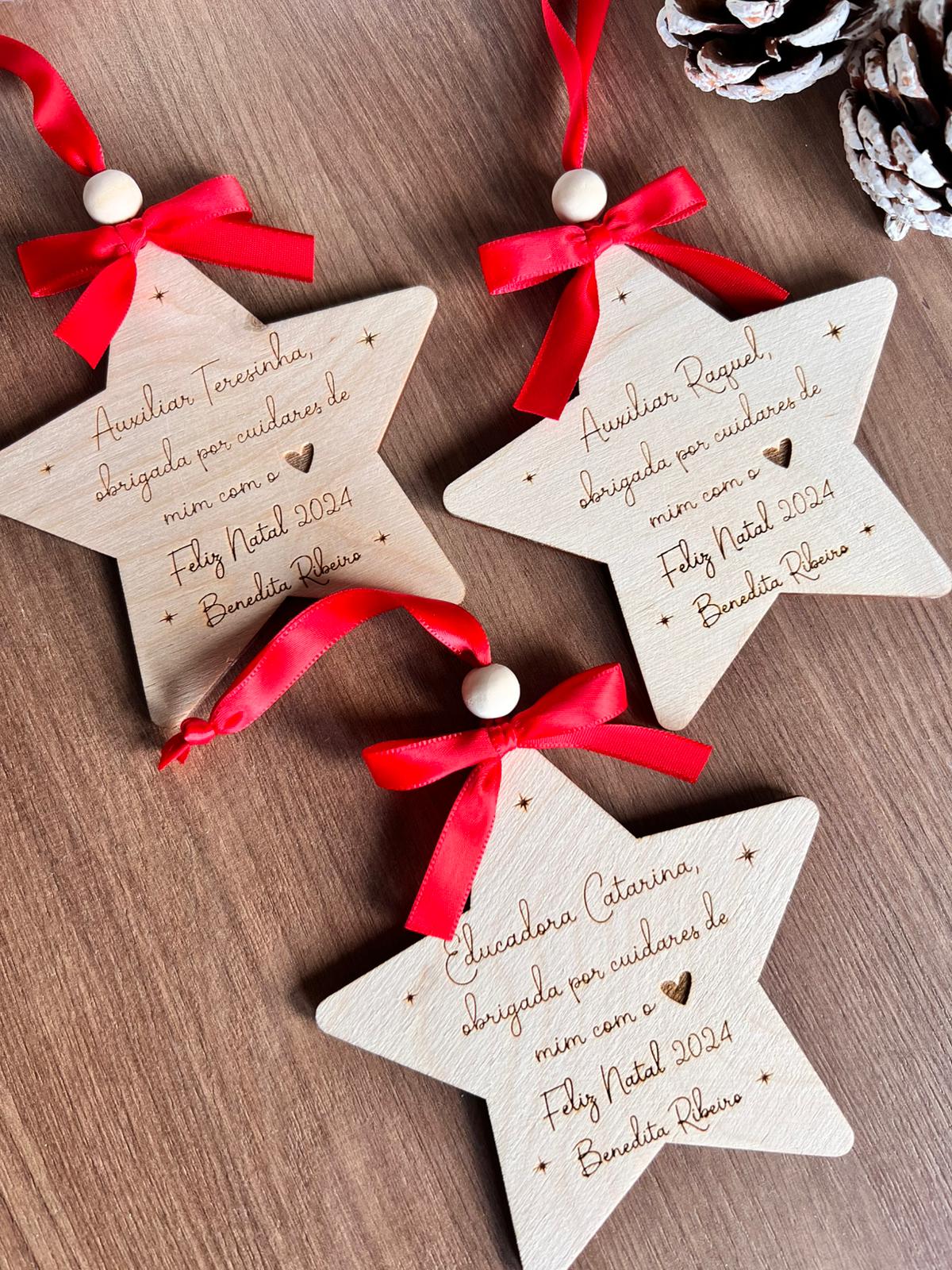 Estrela de Natal personalizada em madeira com gravação e laço vermelho — presente para educadora ou professora