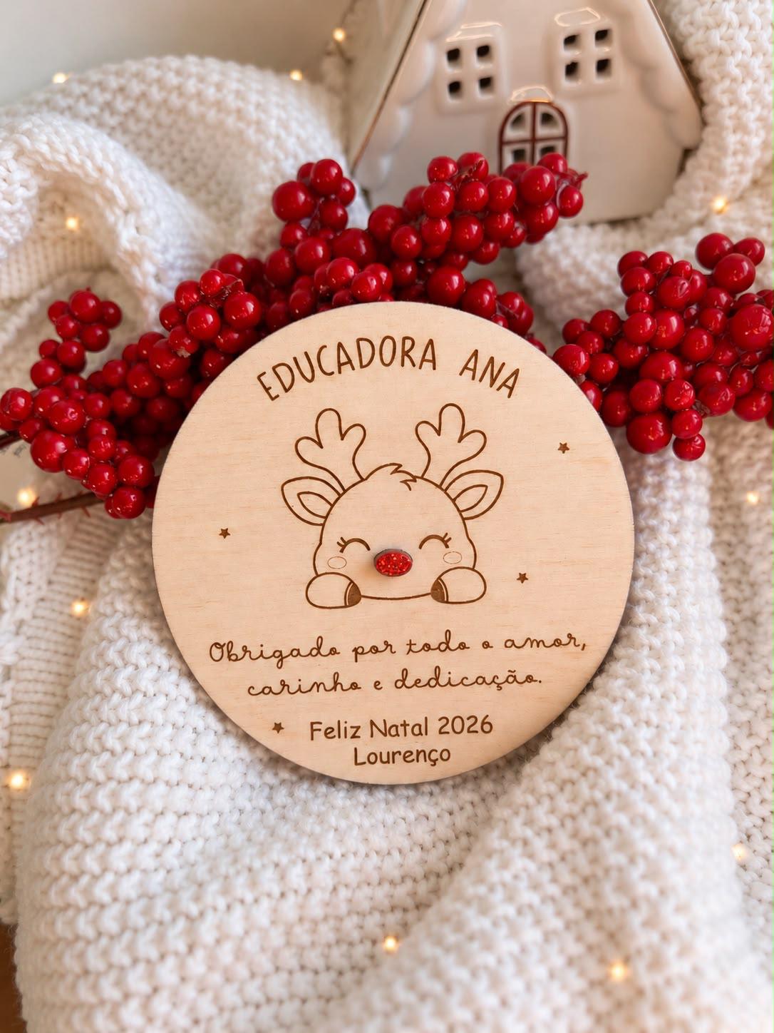 Íman de Natal redondo em madeira de bétula gravado para Educadora Ana com detalhe de rena com nariz de acrílico vermelho brilhante.