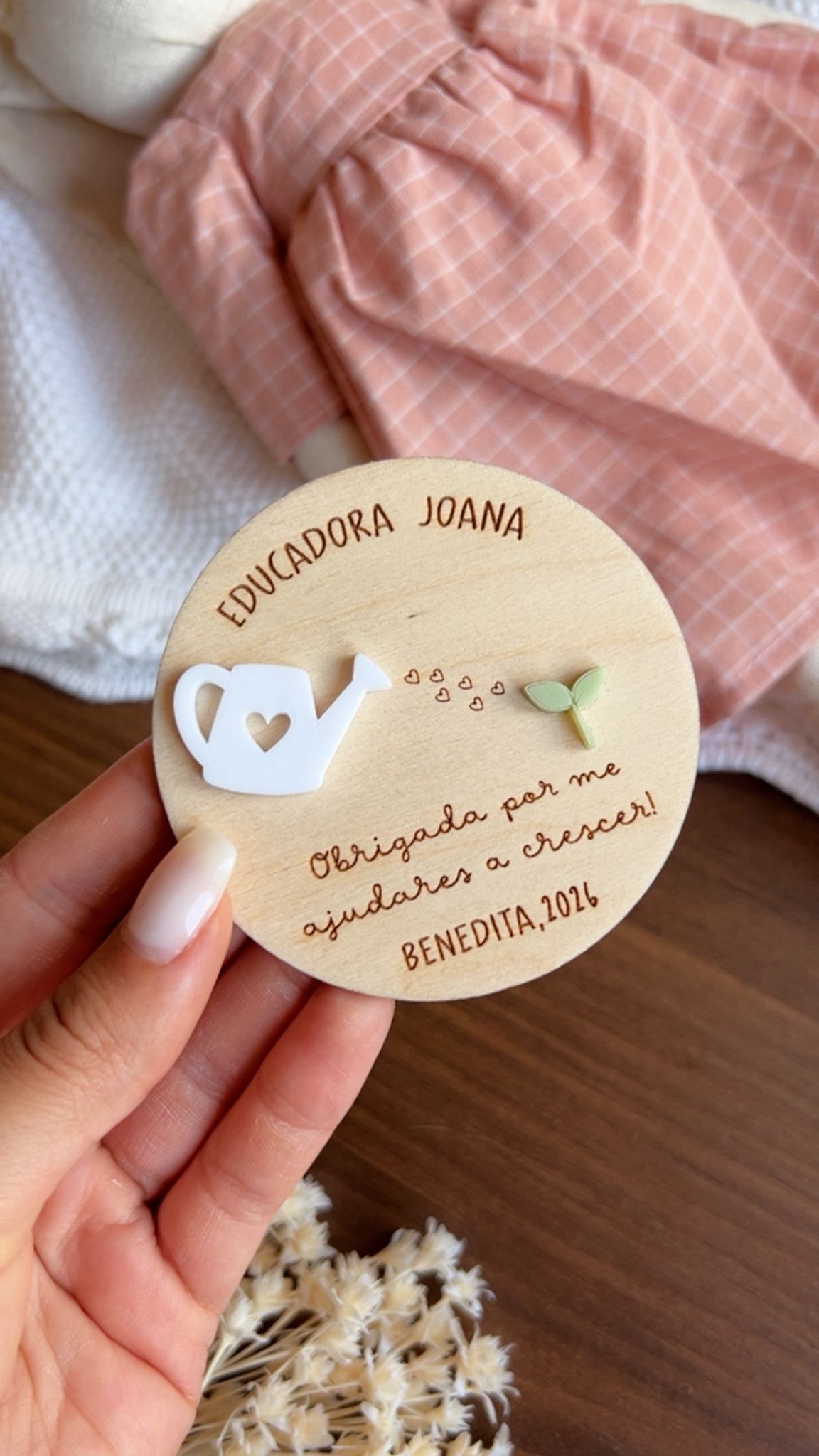 Íman personalizado para educadora em madeira de bétula e acrílico branco com frase obrigada por me ajudares a crescer