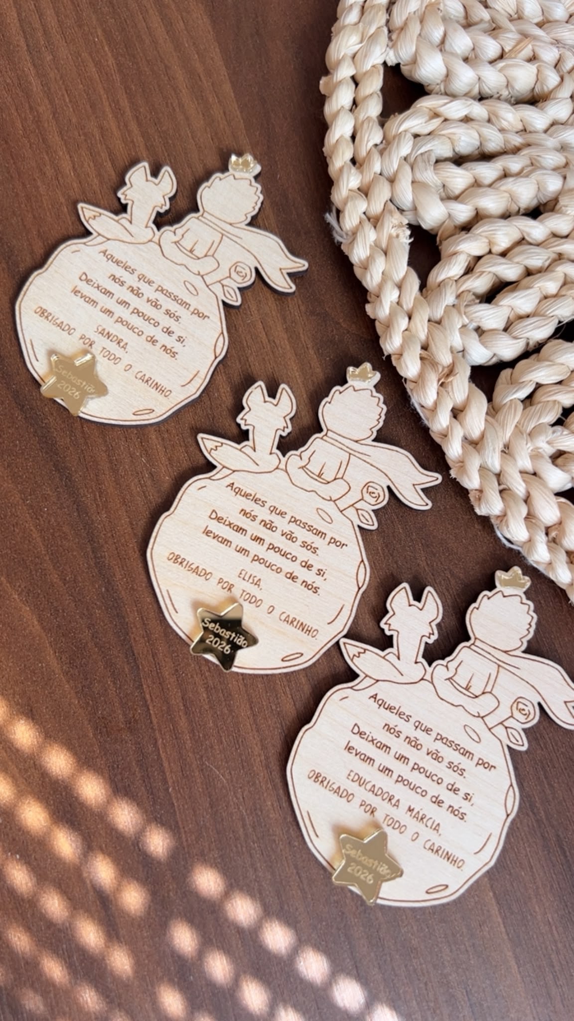 Íman personalizado para educadora em madeira inspirado no Principezinho com estrela em acrílico dourado personalizada