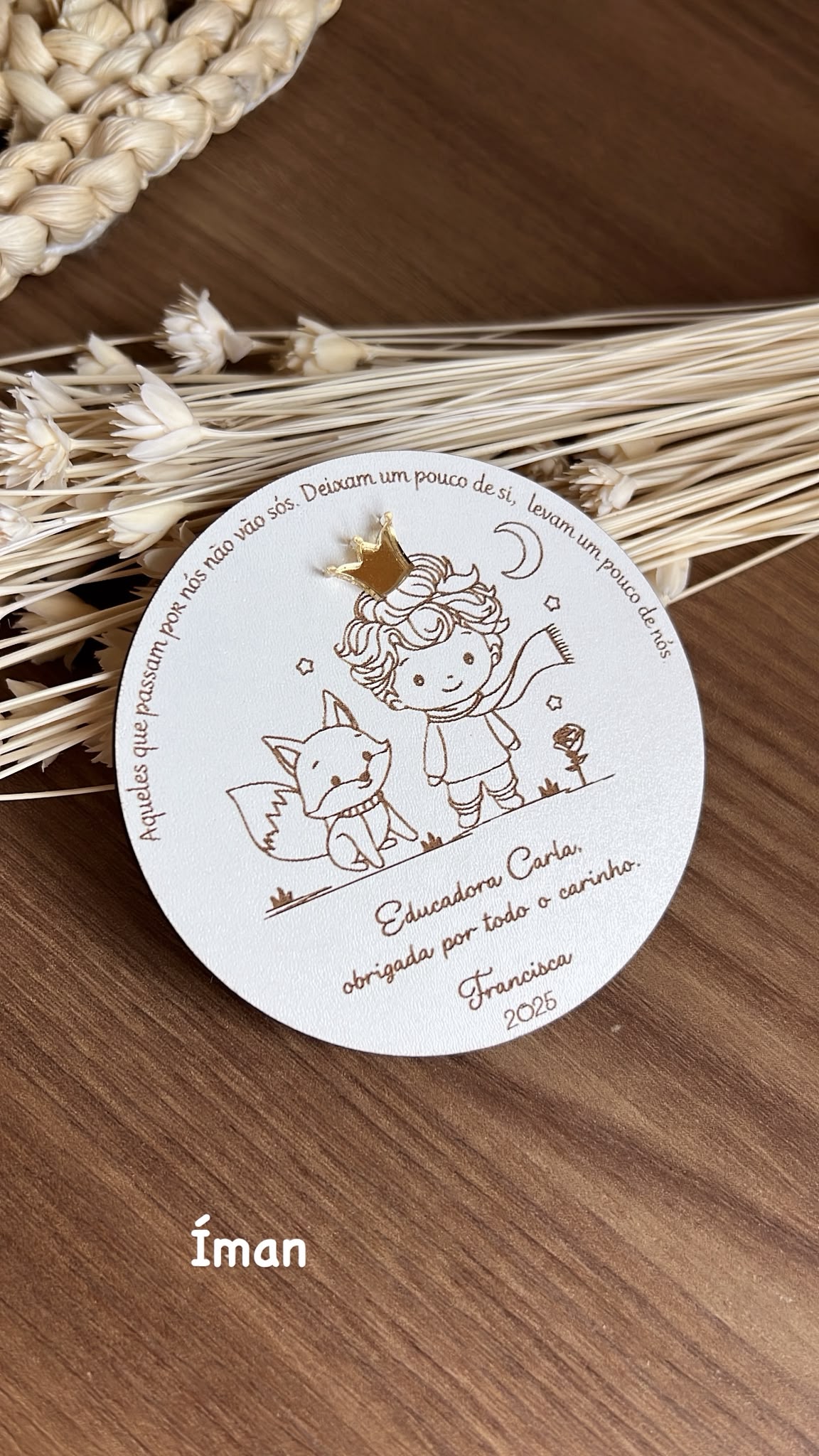 Íman personalizado em MDF gravado a laser com tema Principezinho para oferecer à educadora no final do ano letivo.