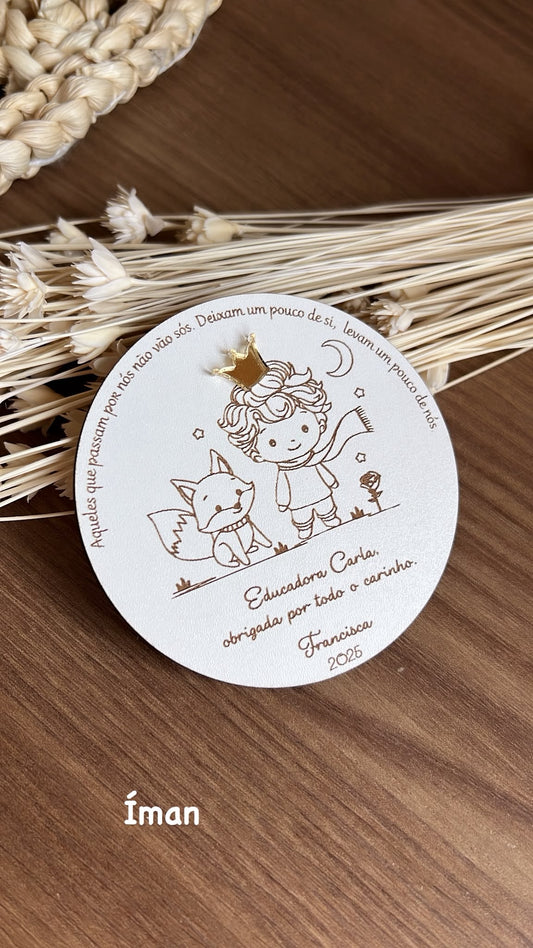Íman personalizado em MDF gravado a laser com tema Principezinho para oferecer à educadora no final do ano letivo.
