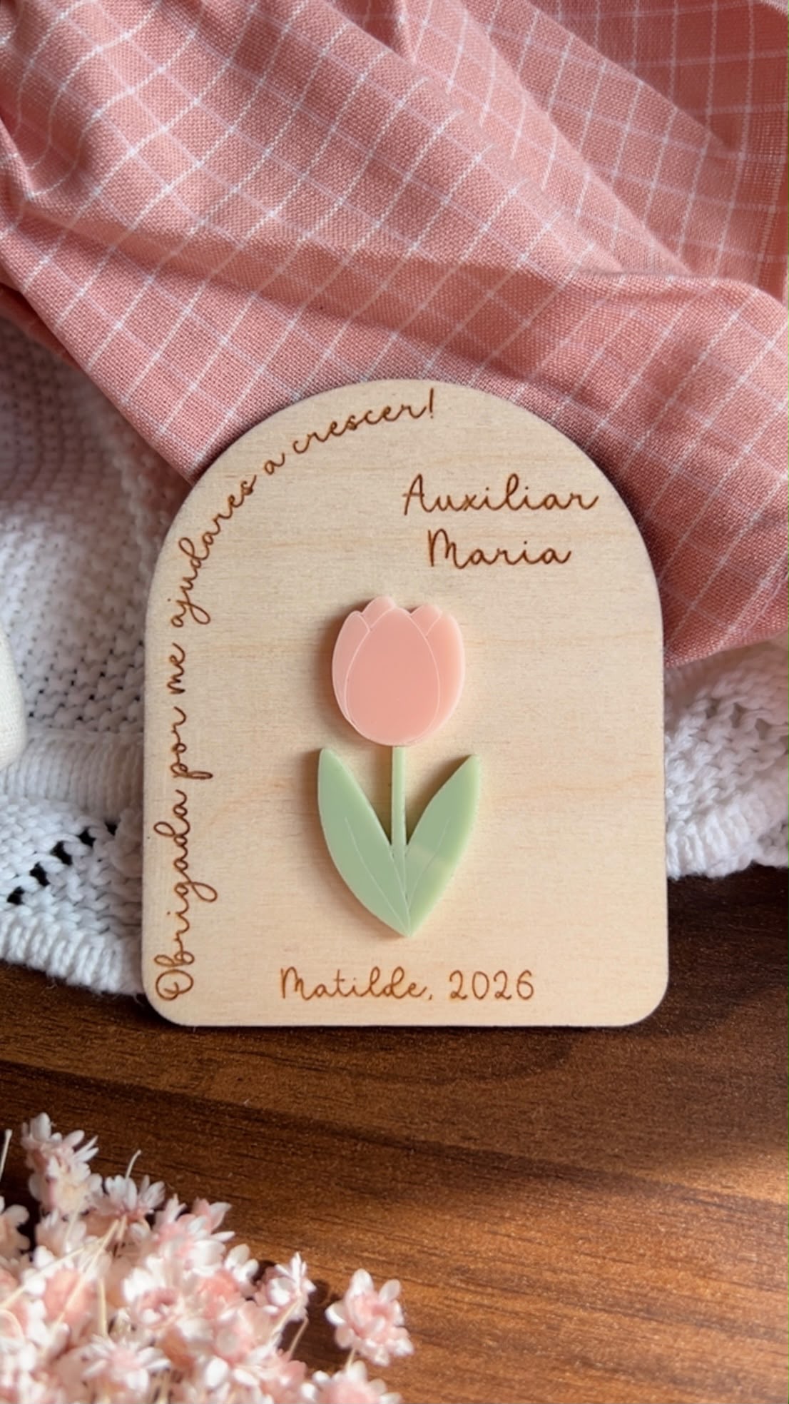 Íman personalizado em madeira com tulipa em acrílico rosa para educadora gravado com nome da criança