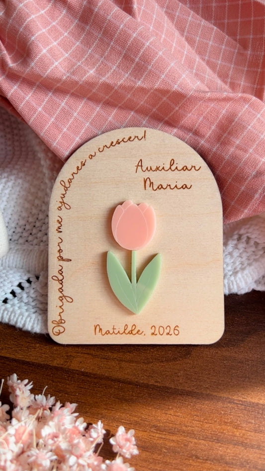 Íman personalizado em madeira com tulipa em acrílico rosa para educadora gravado com nome da criança