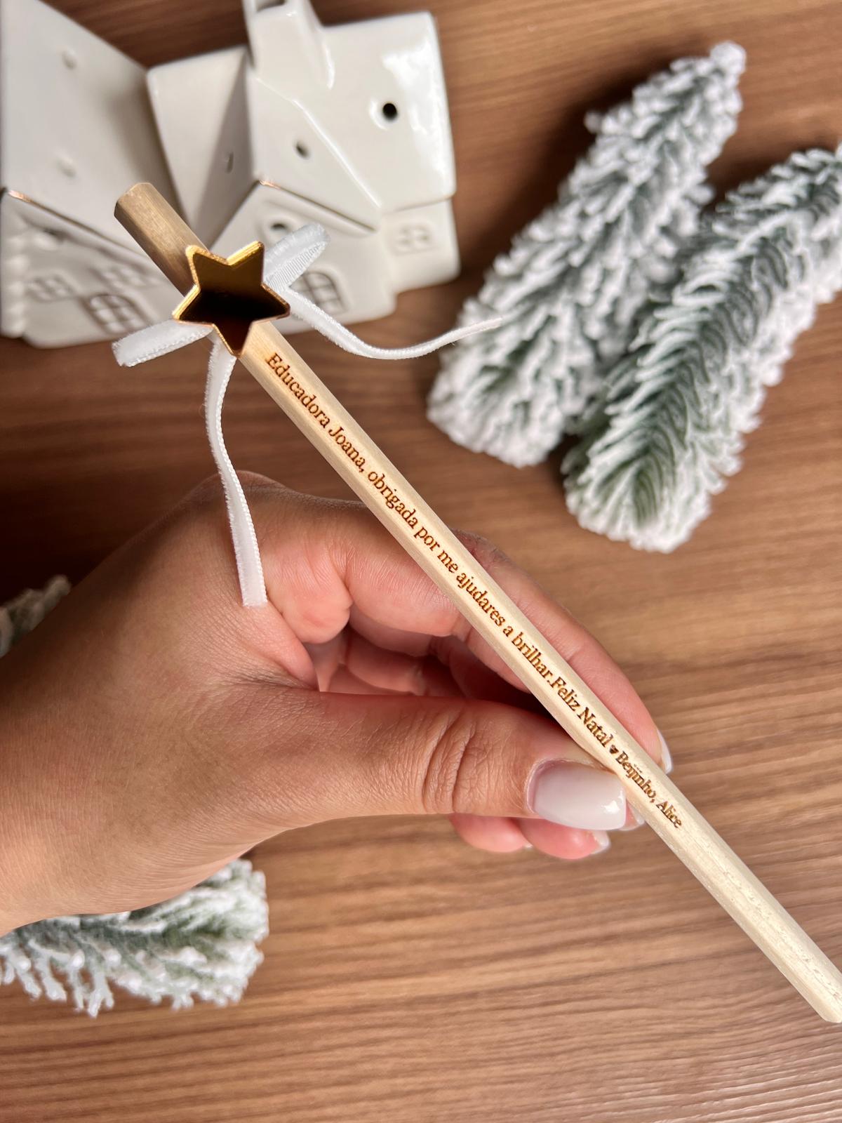 Lápis de bambu gravado a laser com nome personalizado e detalhe de estrela acrílica dourada