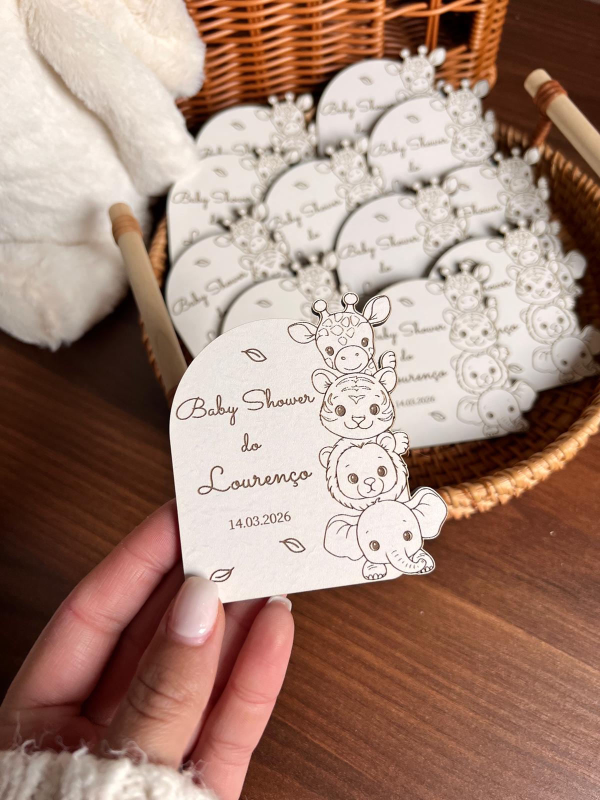 Lembrança de baby shower em MDF personalizada com nome do bebé e data, design infantil com animais, com íman e saco de organza.