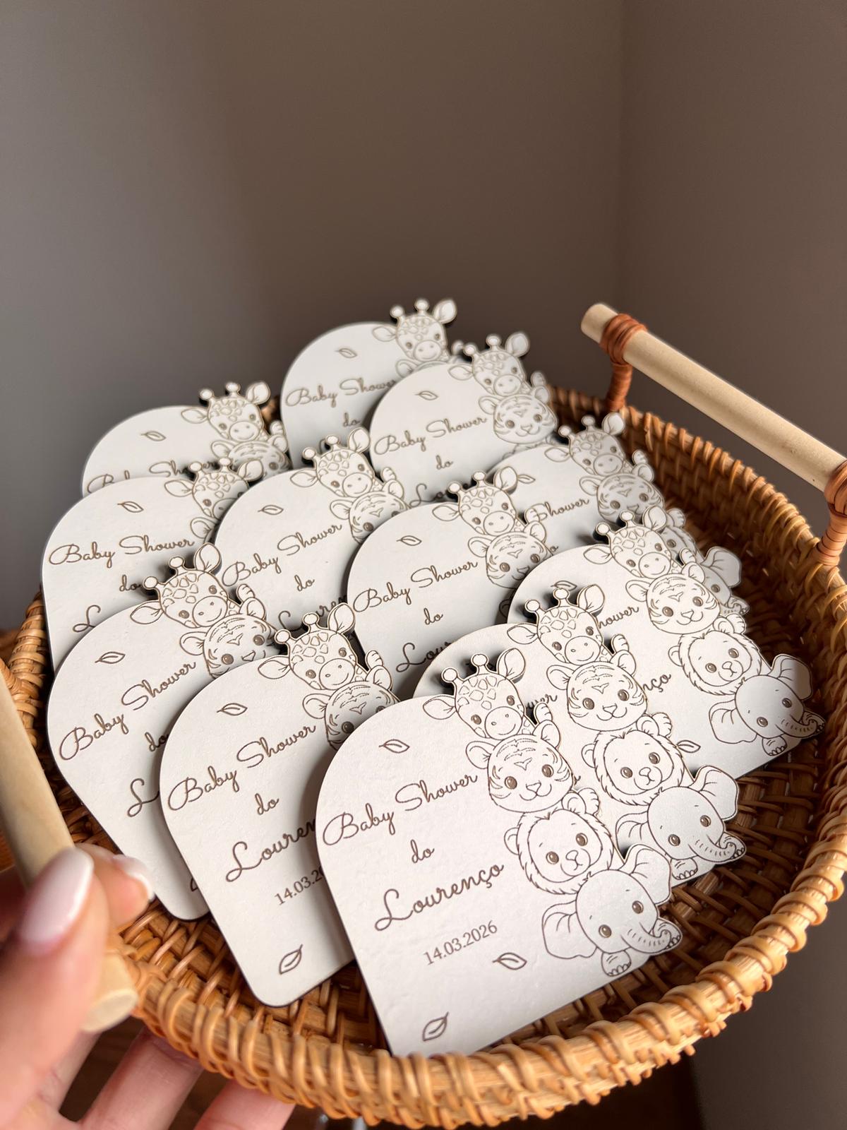 Lembrança para convidados de baby shower personalizada em MDF, com íman, nome do bebé e ilustração delicada de animais.