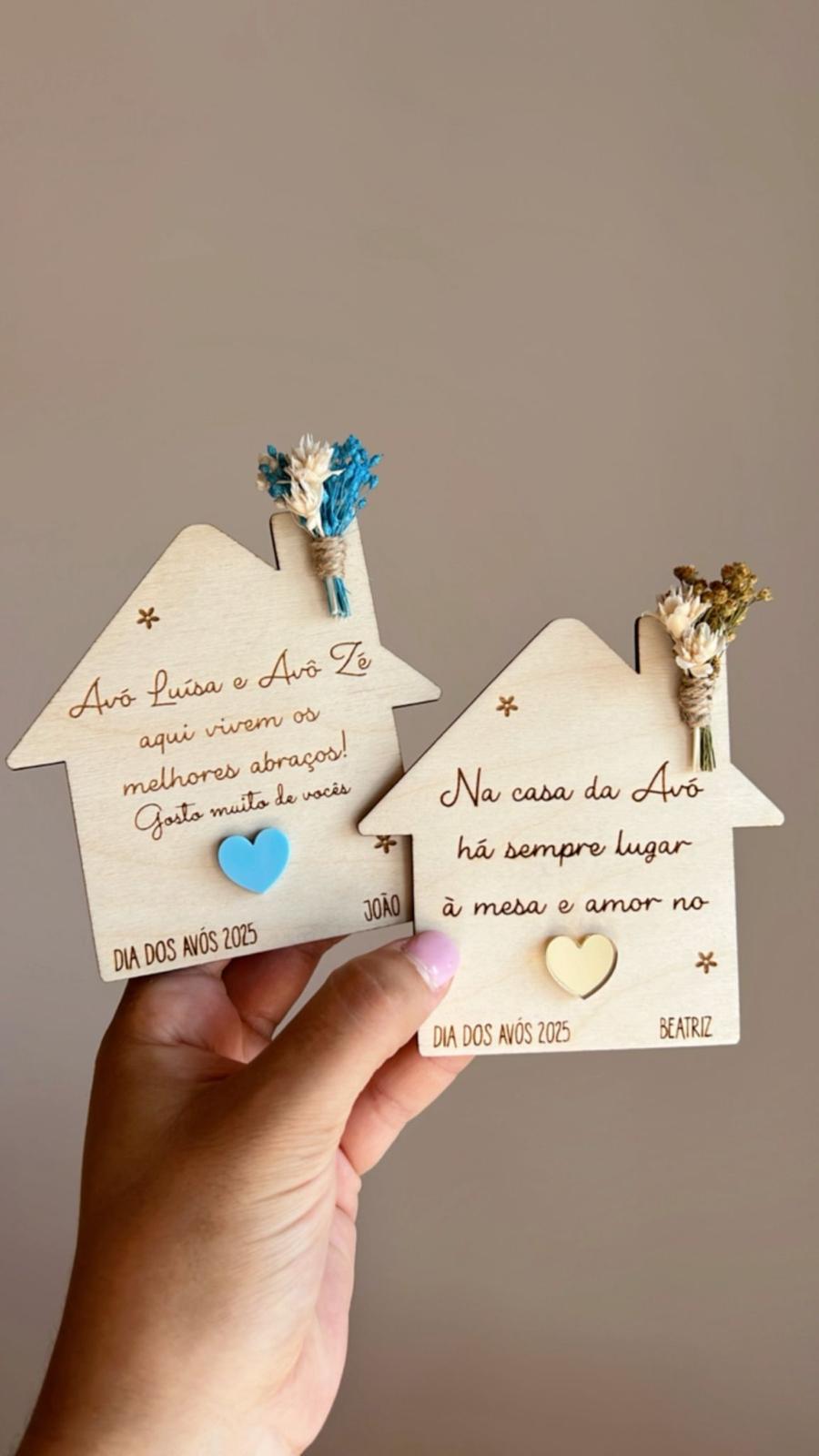 Lembrança em madeira de bétula em forma de casinha com mensagem personalizada, flores secas e coração azul – presente artesanal para os avós