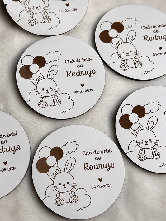 Lembrança de Baby Shower personalizada em madeira com coelhinho e balões gravada com nome do bebé e data do evento