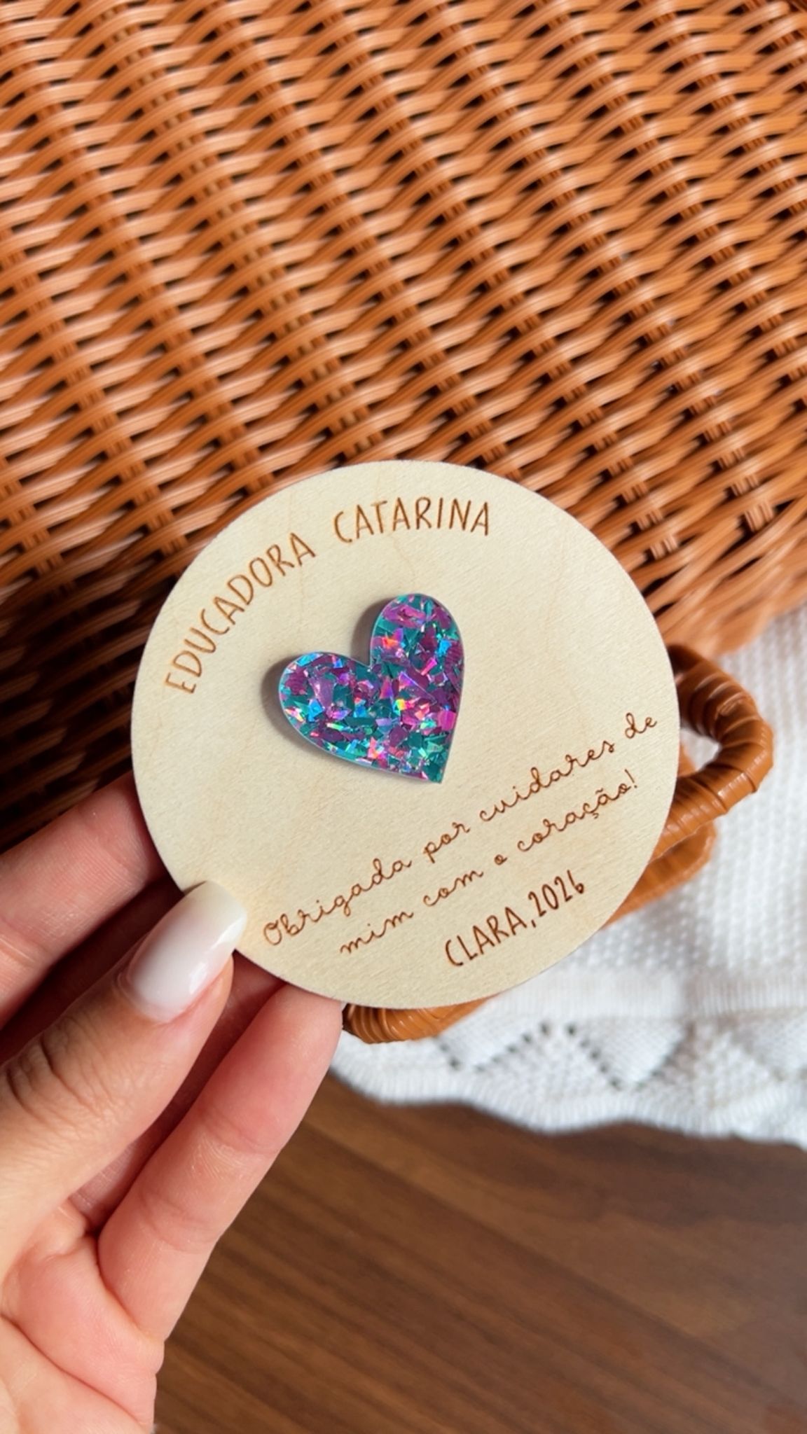 Presente de fim de ano escolar para educadora com mensagem gravada e coração em acrílico