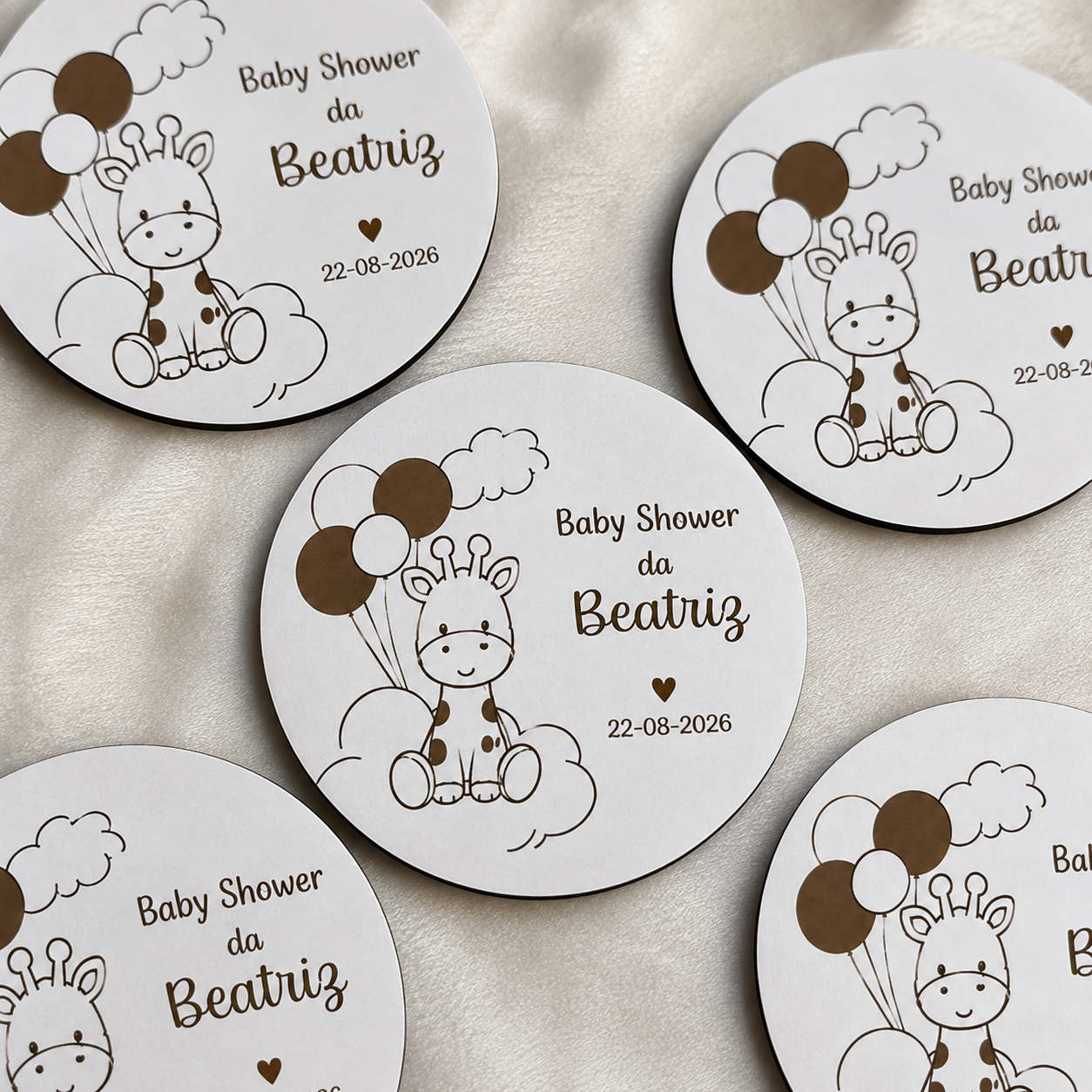 Disco personalizado em MDF com girafa, balões e nuvens para baby shower tema Safari, ideal para oferecer aos convidados.