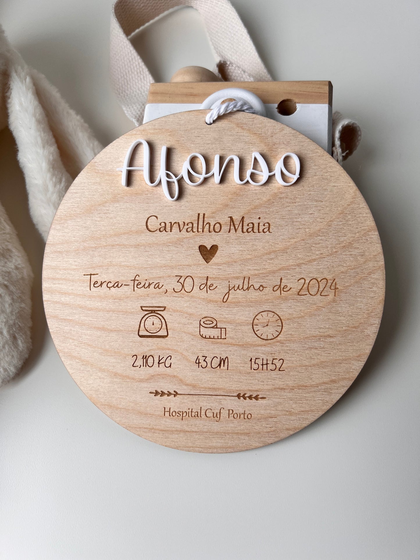 Lembrança personalizada de nascimento em madeira com nome do bebé, data e detalhes gravados a laser, ideal para oferecer aos pais