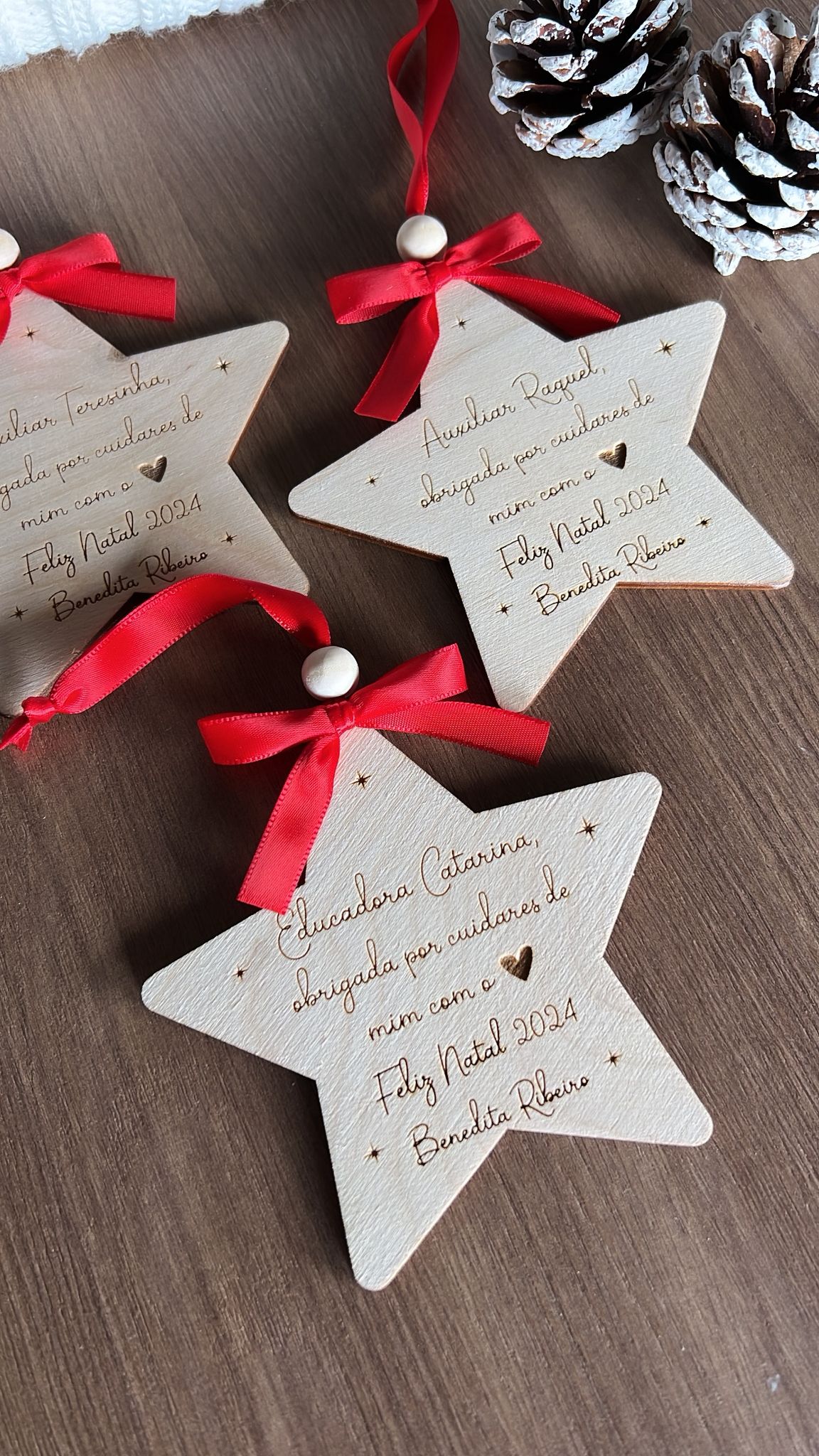 Lembrança de Natal em forma de estrela com nome gravado e fita vermelha, ideal para oferecer a professora ou auxiliar