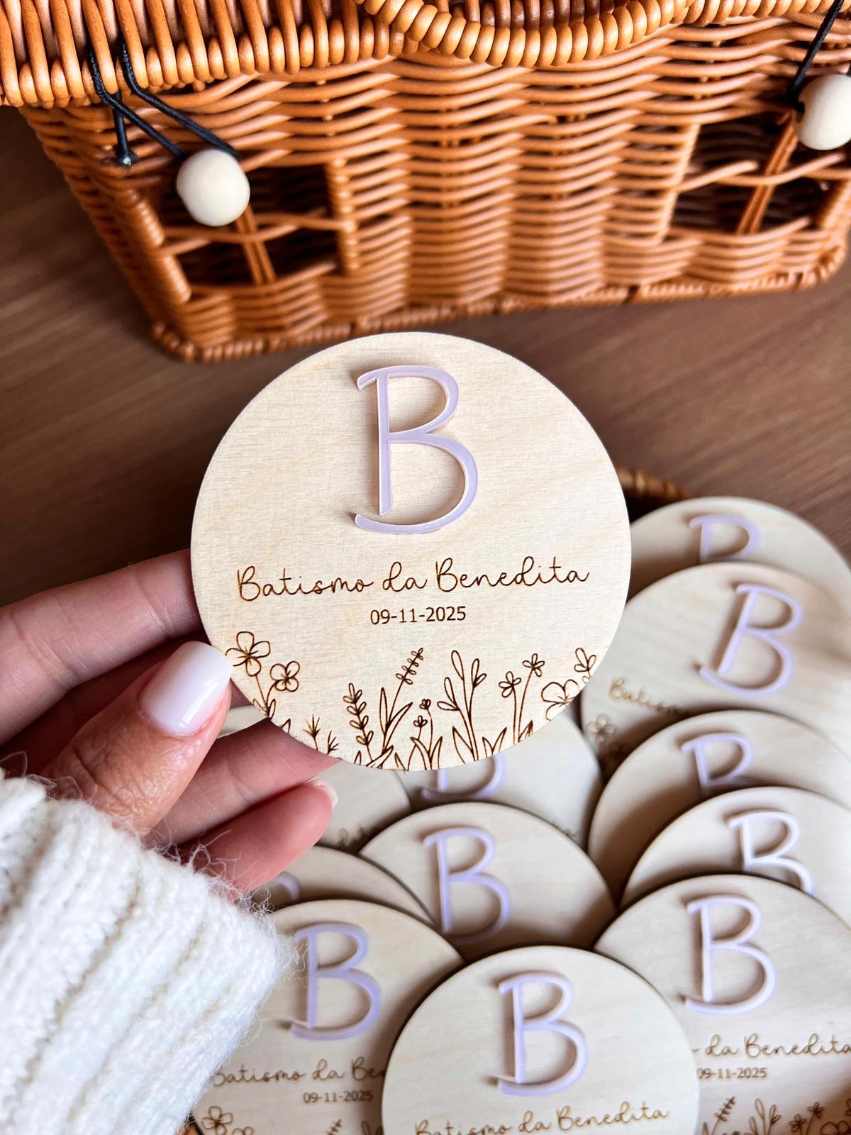 Lembrança em madeira de bétula com flores gravadas, pronta para batizado ou nascimento.
