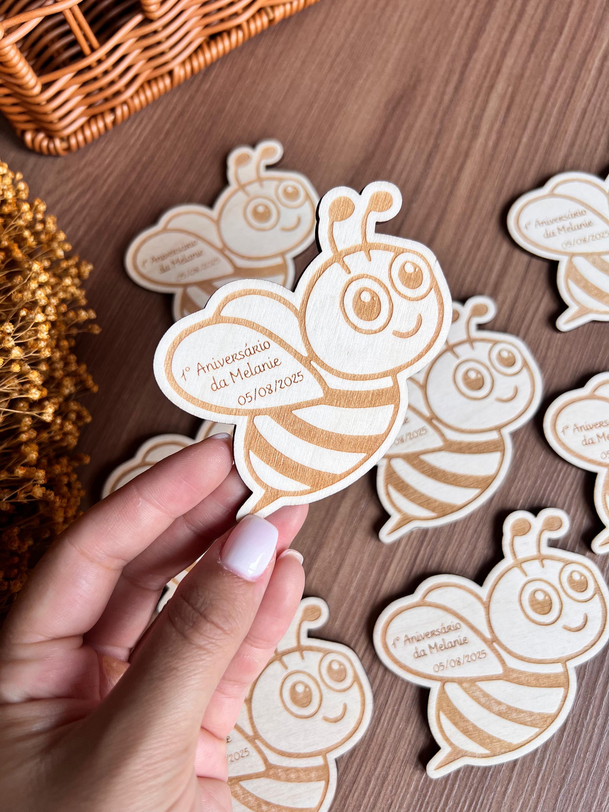 Lembrança de madeira para festa temática com desenho de abelha e texto personalizado