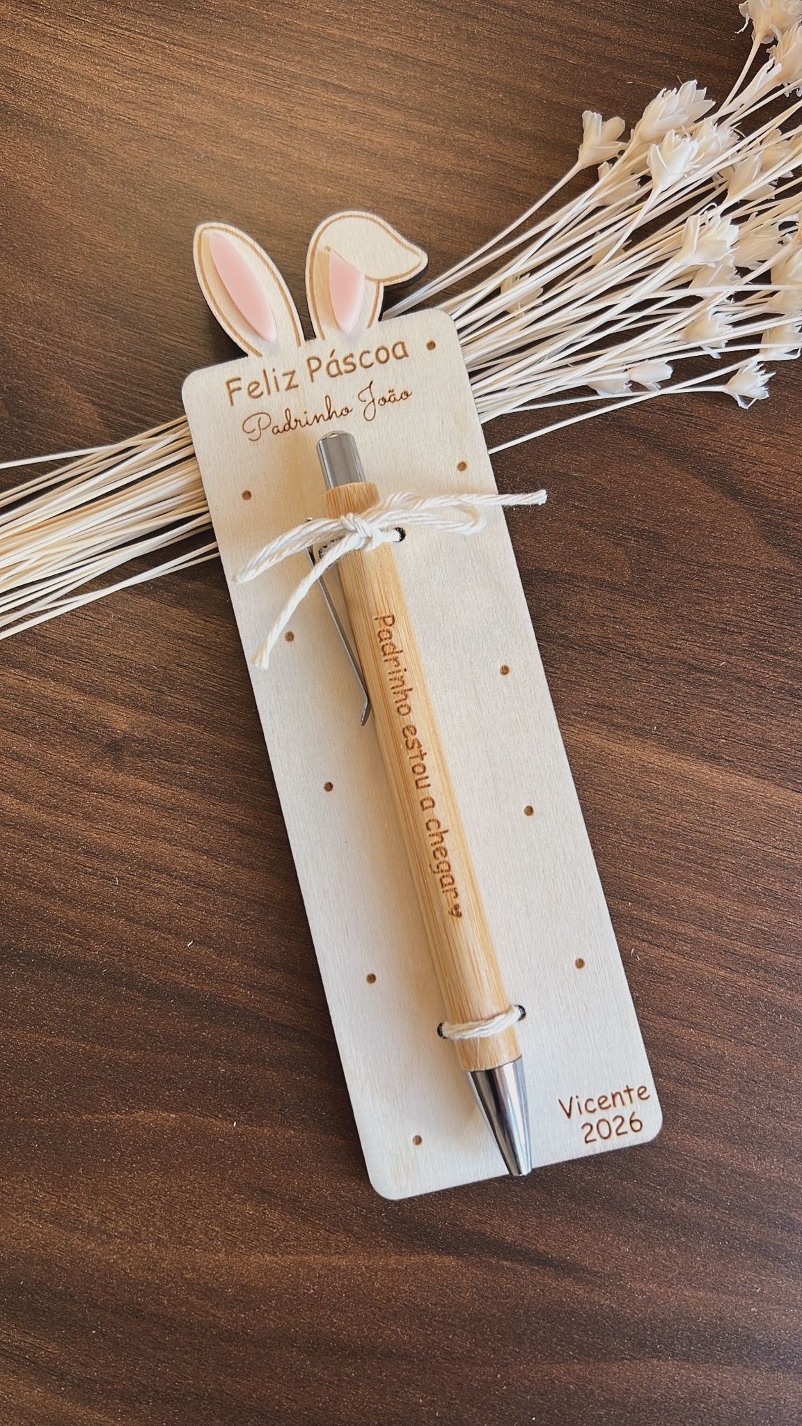 Lembrança personalizada de Páscoa em madeira de bétula com caneta em bambu gravada com nome