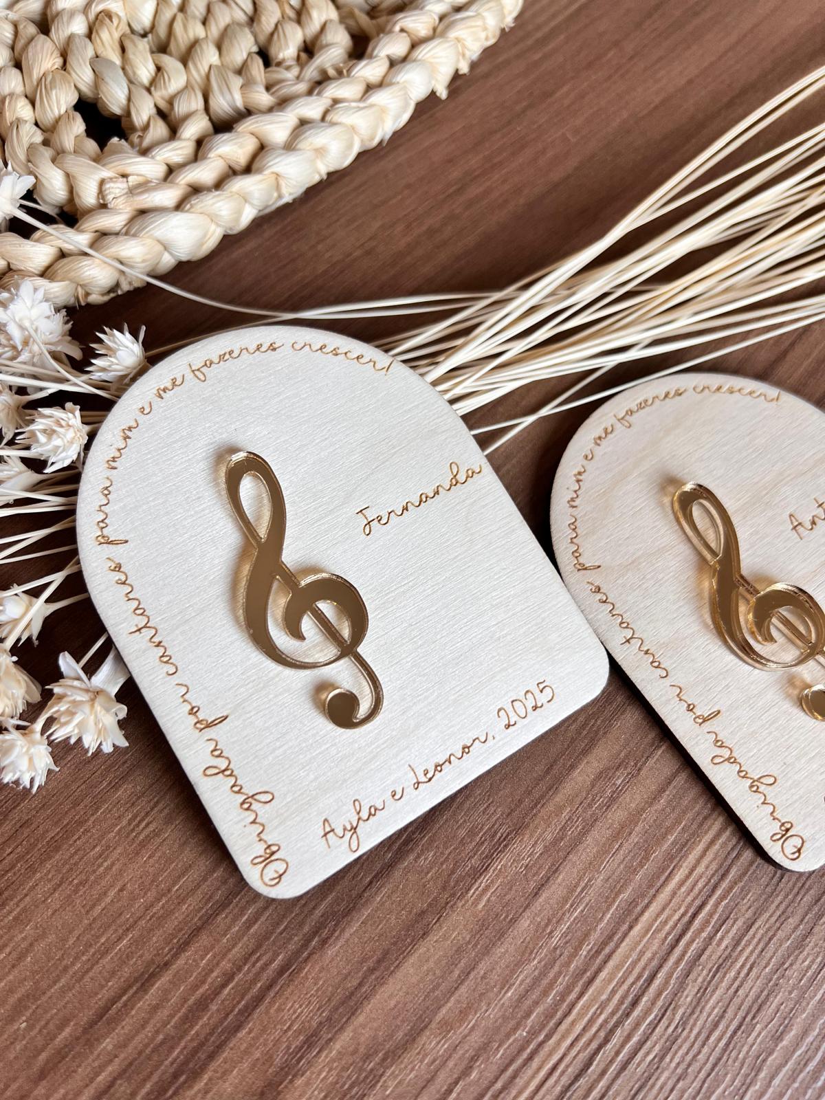 Lembrança personalizada para professor em madeira de bétula com acrílico dourado e frase gravada, ideal para presente de fim de ano escolar.